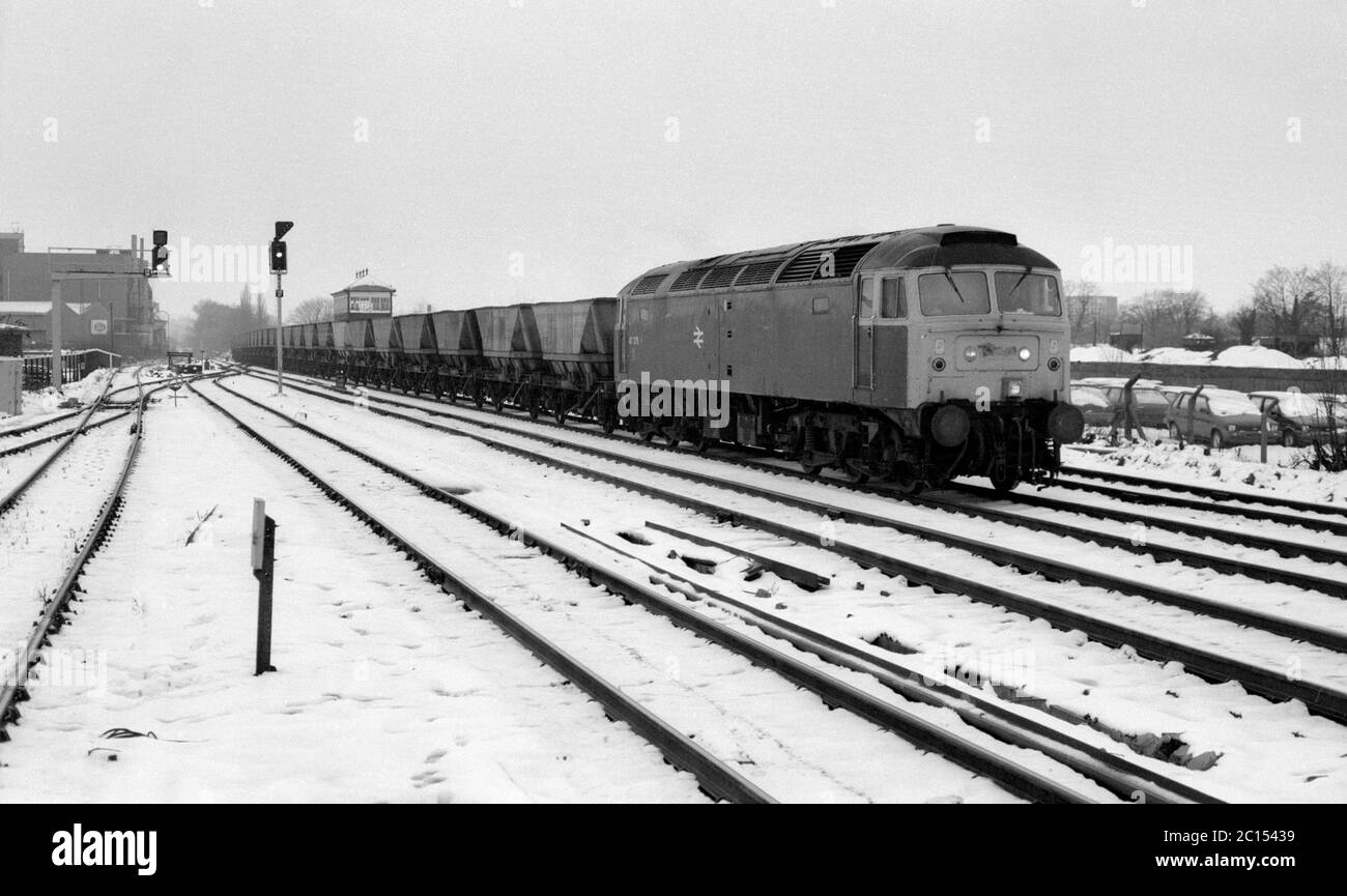 Classe 47 locomotive diesel n° 47379 tirant un train de charbon MGR complet en hiver à Leamington Spa, Warwickshire, Angleterre, Royaume-Uni. 8 janvier 1986. Banque D'Images