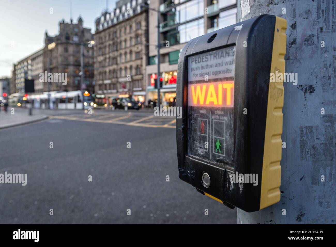 Boutons lumineux sur Princes Street dans le quartier New Town d'Édimbourg, la capitale de l'Écosse, une partie du Royaume-Uni Banque D'Images