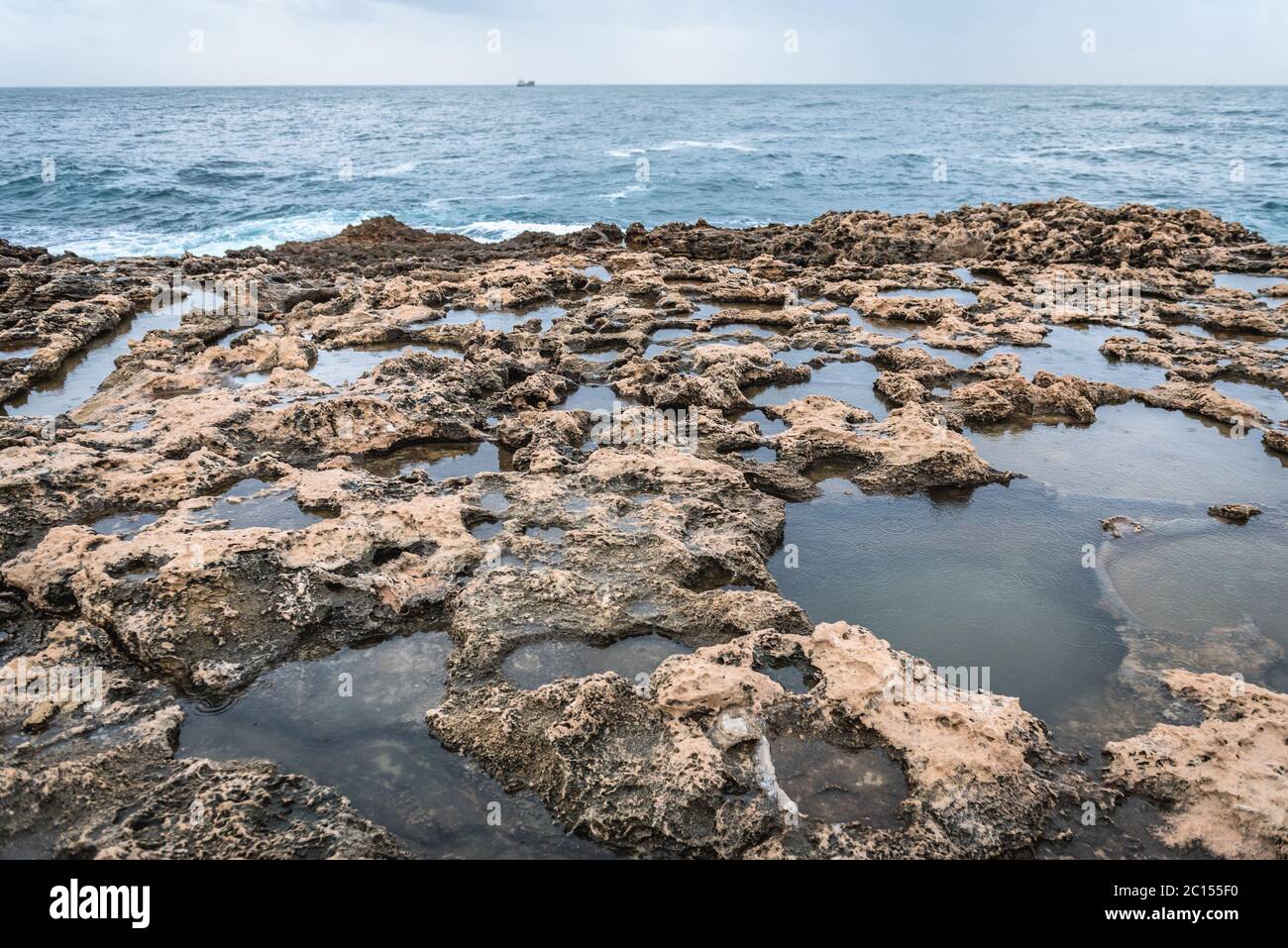 Côte rocheuse dans le port de la ville de Batroun dans le nord du Liban et une des plus anciennes villes du monde Banque D'Images