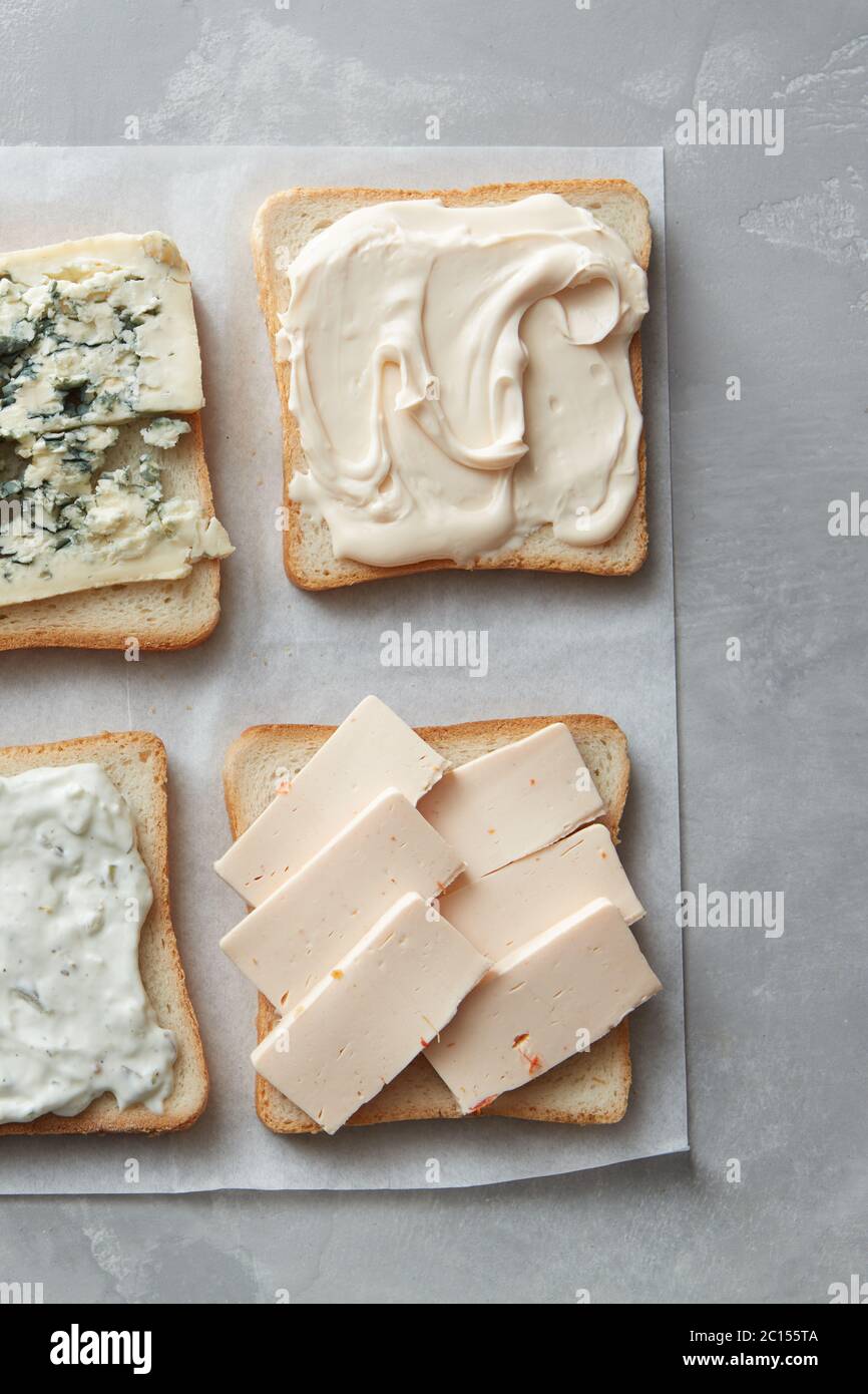 Assortiment de fromages sur du pain grillé Banque D'Images