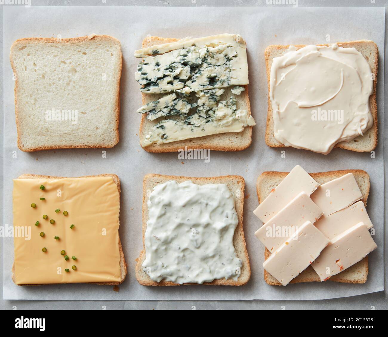 Assortiment de fromages sur du pain grillé Banque D'Images