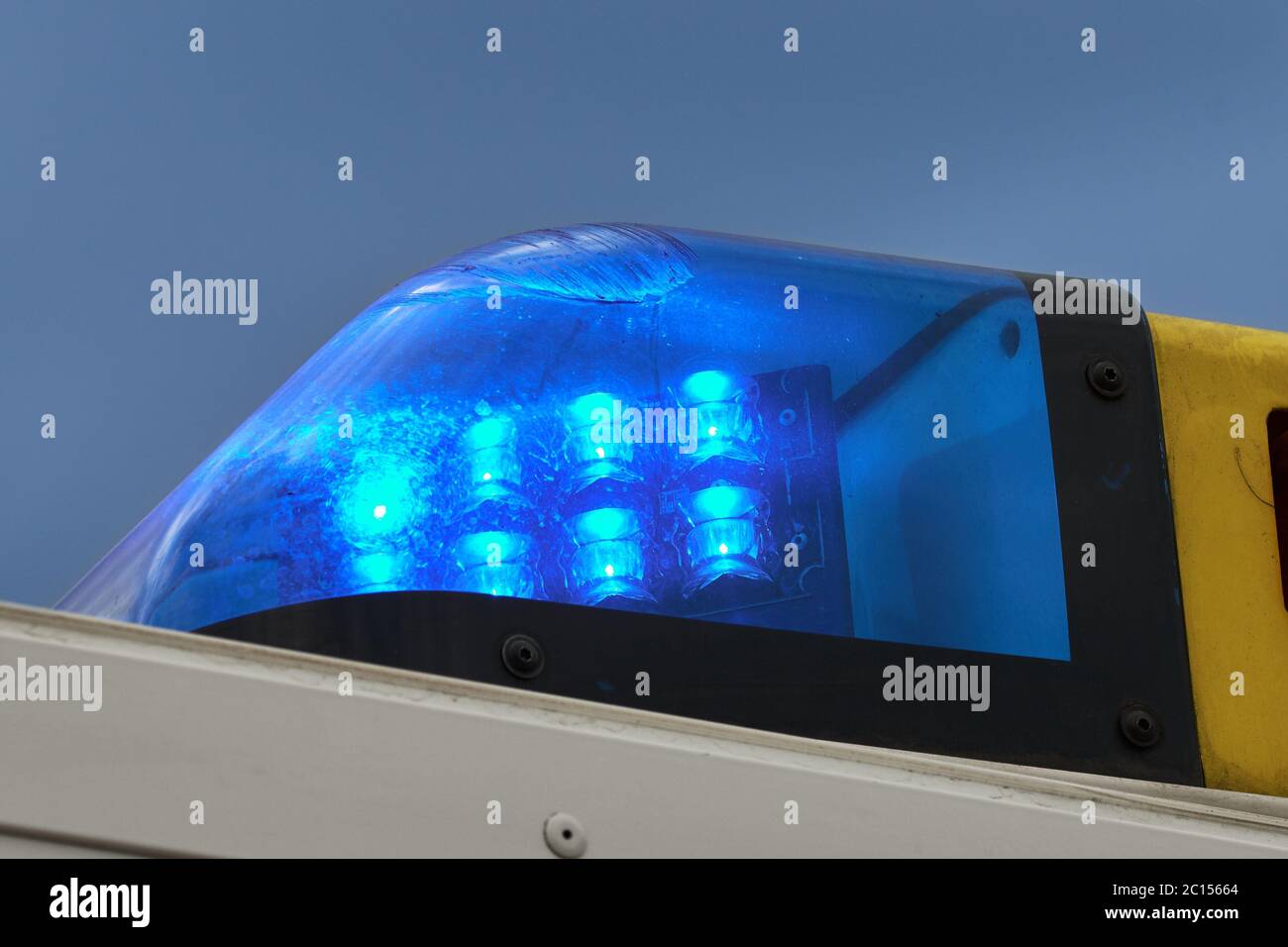 Gros plan de la lumière bleue allumée du véhicule d'urgence ou de la voiture d'ambulance contre le ciel bleu Banque D'Images