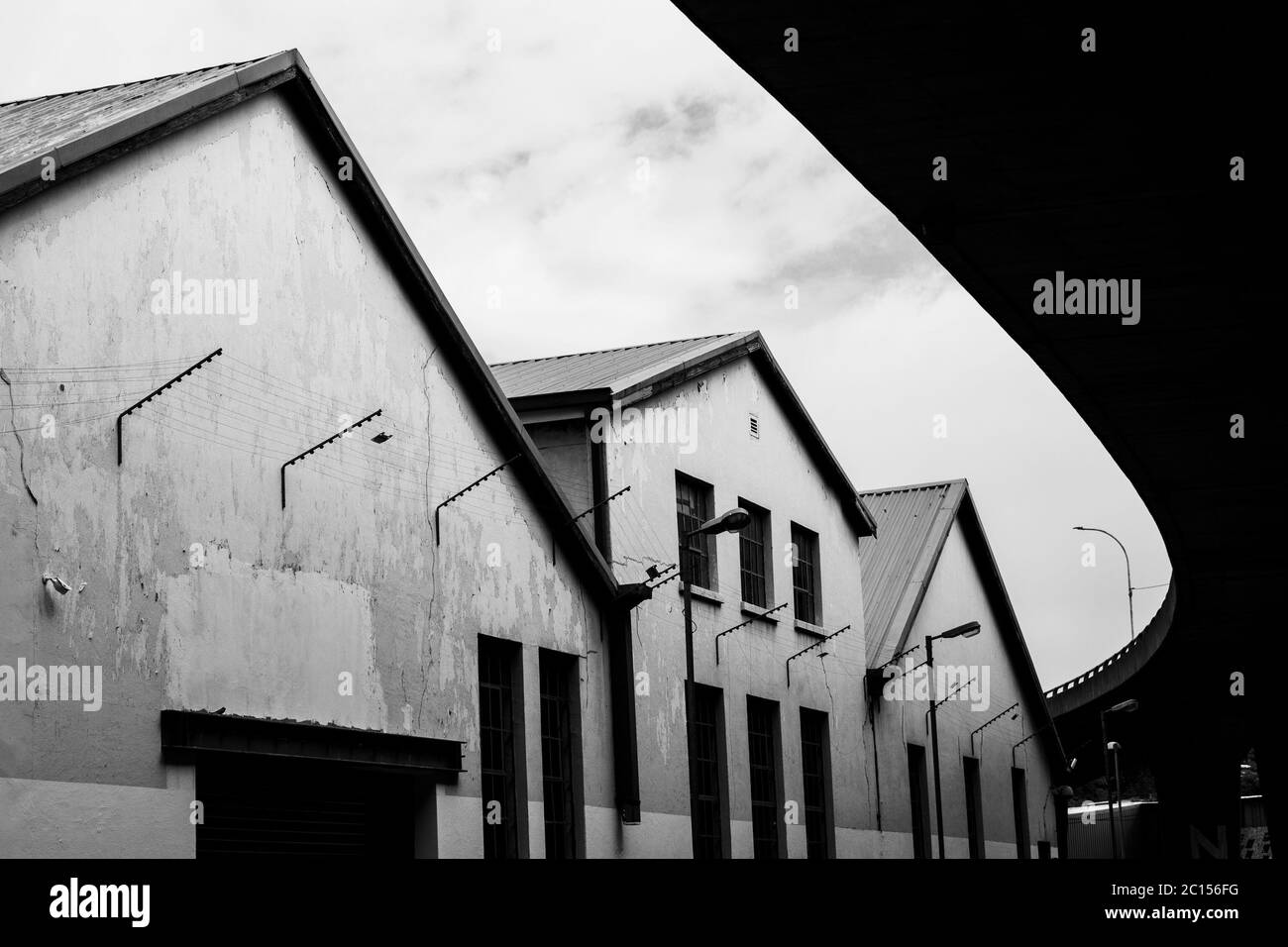 Sous une autoroute en noir et blanc. Banque D'Images