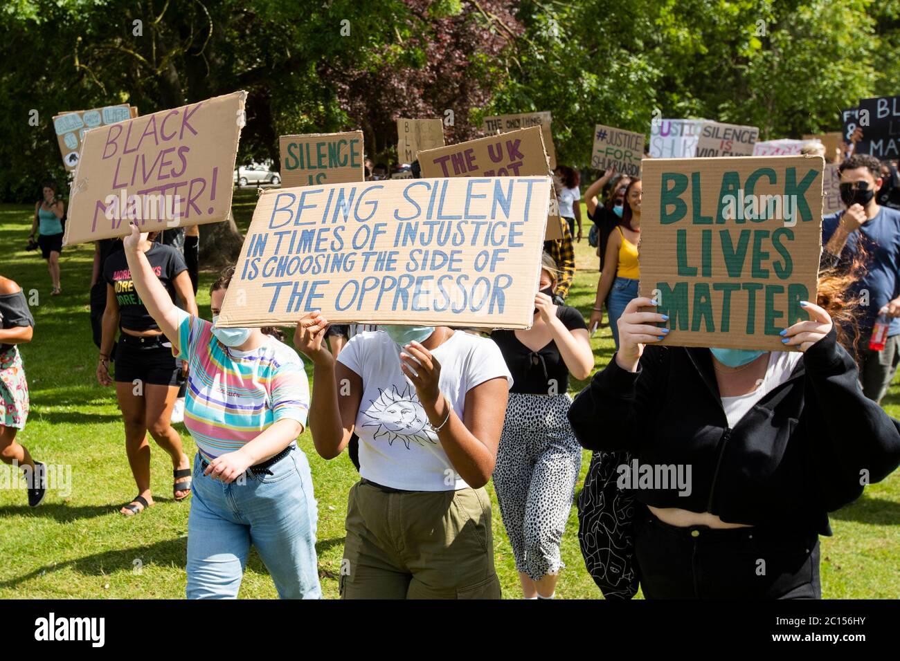 Des manifestants pacifiques se réunissent dans le centre-ville de Northampton pour démontrer l'importance de la vie noire le samedi 13 juin 2020. (Crédit : Leila Coker) | crédit : MI News & Sport /Alay Live News Banque D'Images