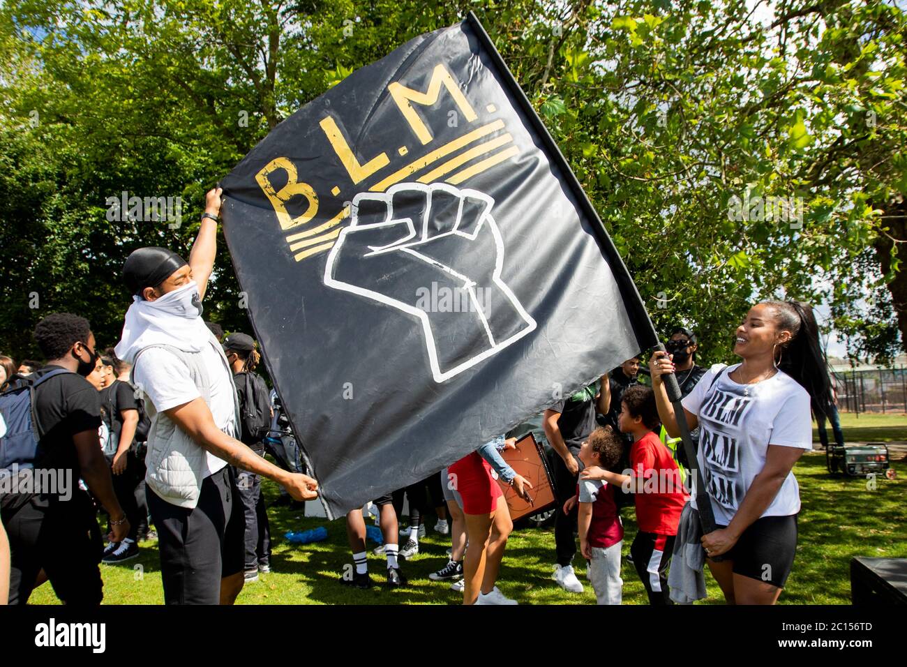 Des manifestants pacifiques se réunissent dans le centre-ville de Northampton pour démontrer l'importance de la vie noire le samedi 13 juin 2020. (Crédit : Leila Coker) | crédit : MI News & Sport /Alay Live News Banque D'Images