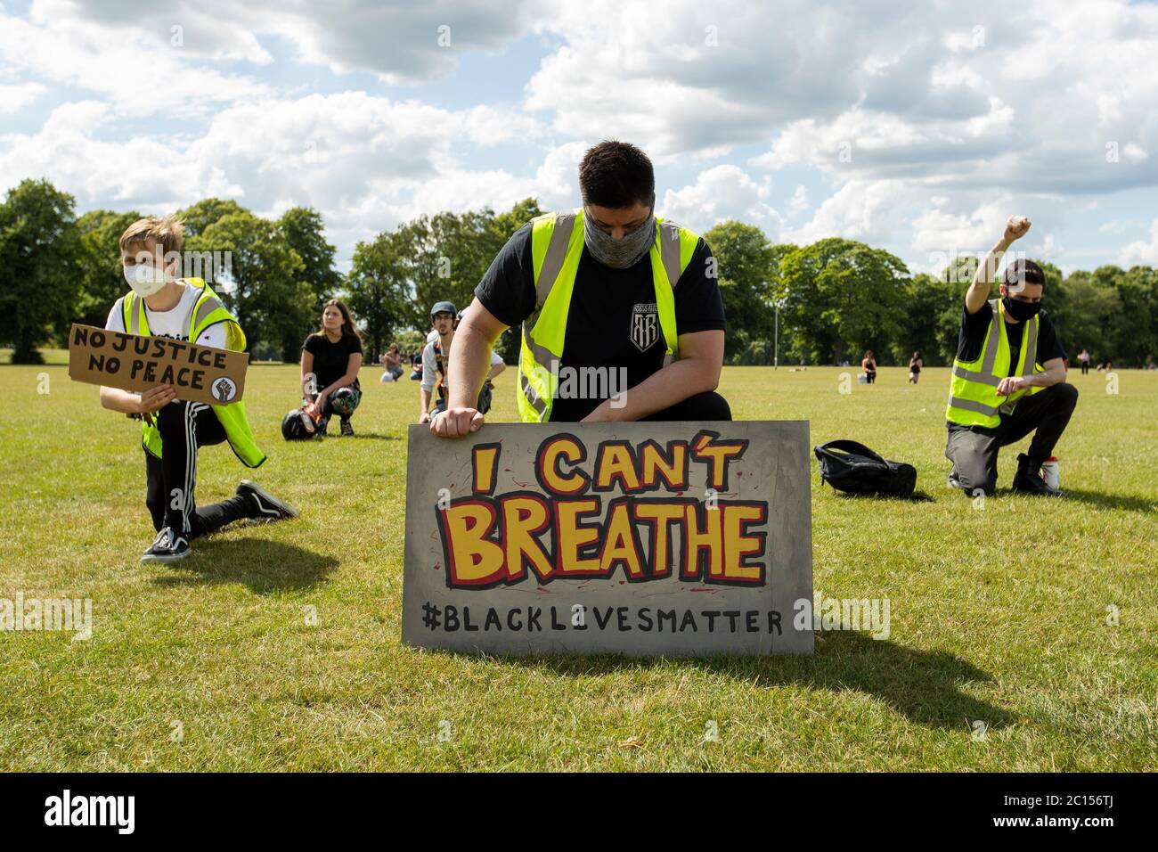 Des manifestants pacifiques se réunissent dans le centre-ville de Northampton pour démontrer l'importance de la vie noire le samedi 13 juin 2020. (Crédit : Leila Coker) | crédit : MI News & Sport /Alay Live News Banque D'Images