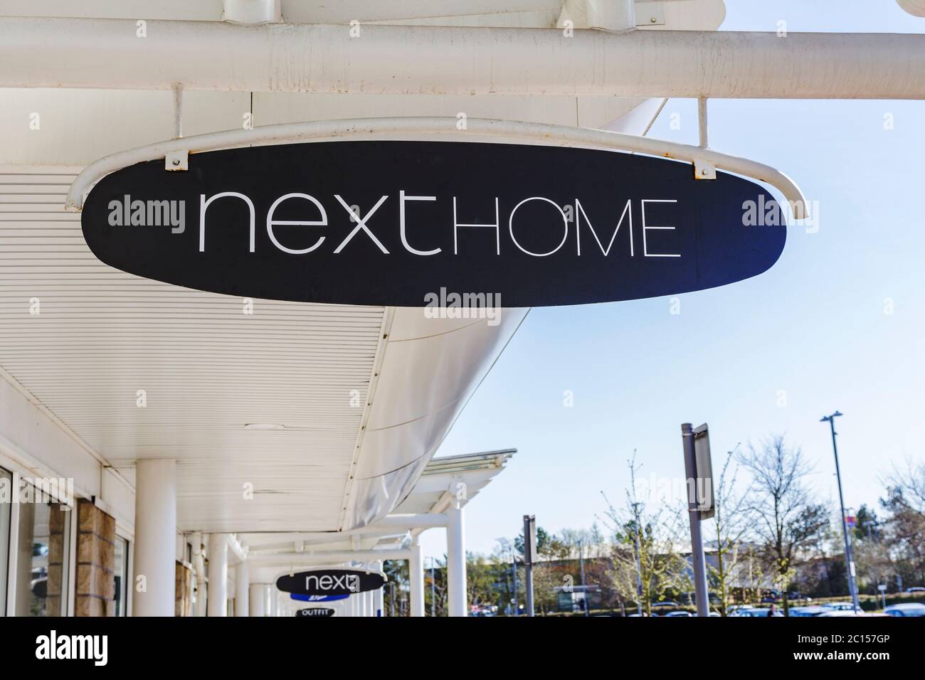 Une enseigne suspendue pour le magasin de détail de Next-Home situé dans le Telford Retail Park, à Shropshire Banque D'Images