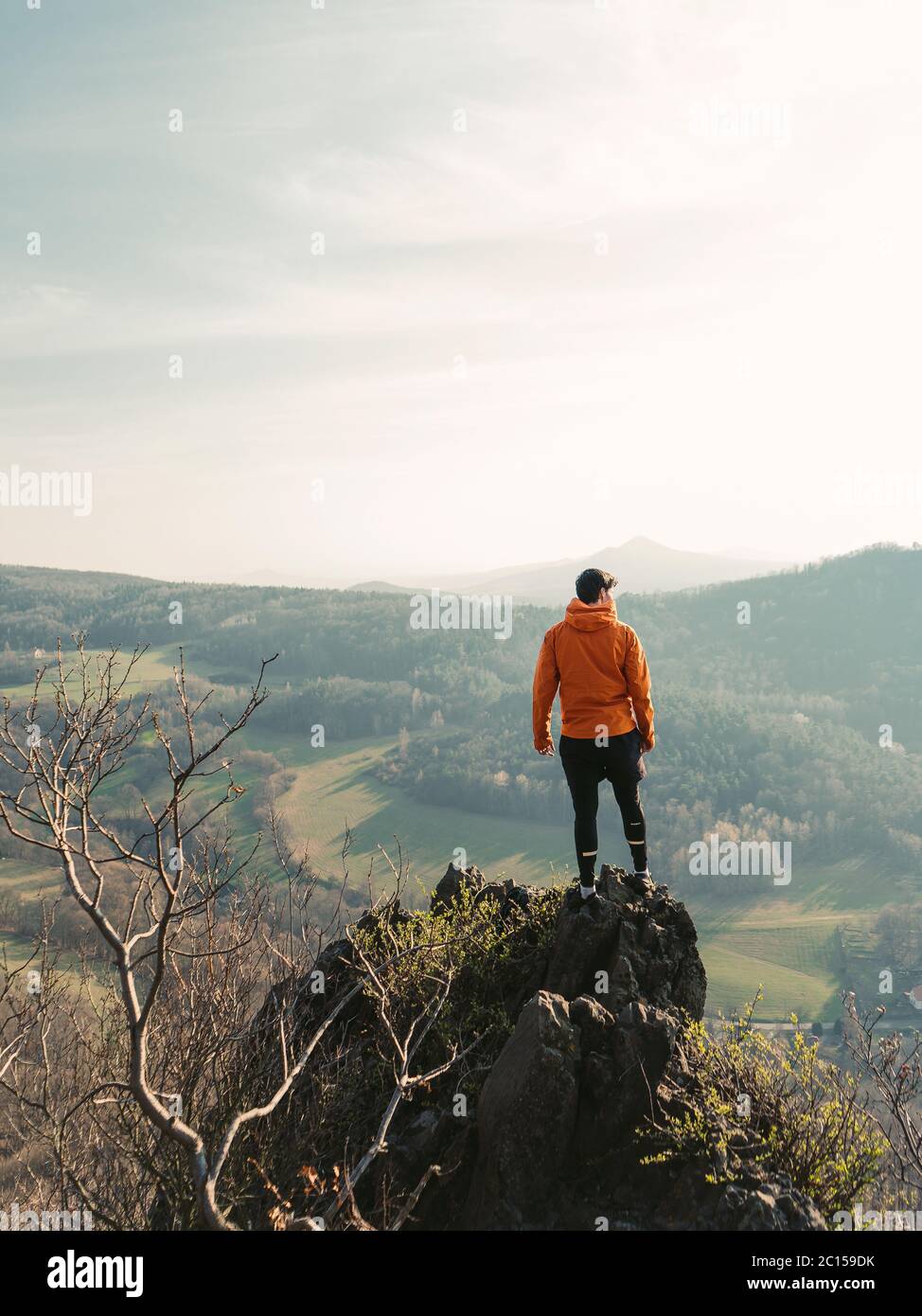 Homme aventureux appréciant le miracle de la nature. Homme randonnée avec veste rouge. Concept de voyage. Le photographe regarde le paysage et écoute le silence Banque D'Images