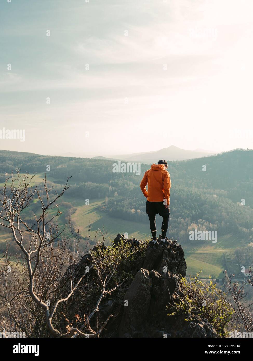 Homme aventureux appréciant le miracle de la nature. Homme randonnée avec veste rouge. Concept de voyage. Le photographe regarde le paysage et écoute le silence Banque D'Images