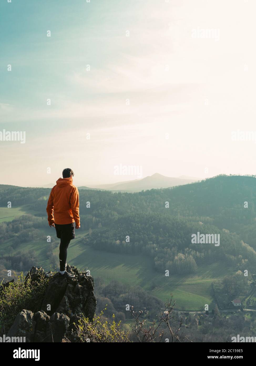 Homme aventureux appréciant le miracle de la nature. Homme randonnée avec veste rouge. Concept de voyage. Le photographe regarde le paysage et écoute le silence Banque D'Images
