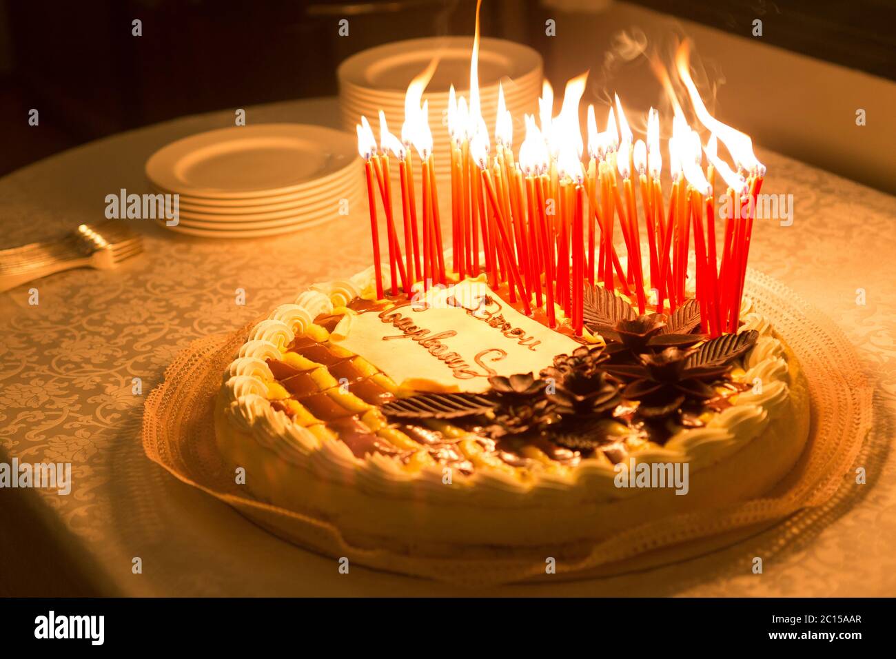 Detail D Un Gateau D Anniversaire Bougies Qui Brulent Dans Un Environnement Sombre Photo Stock Alamy