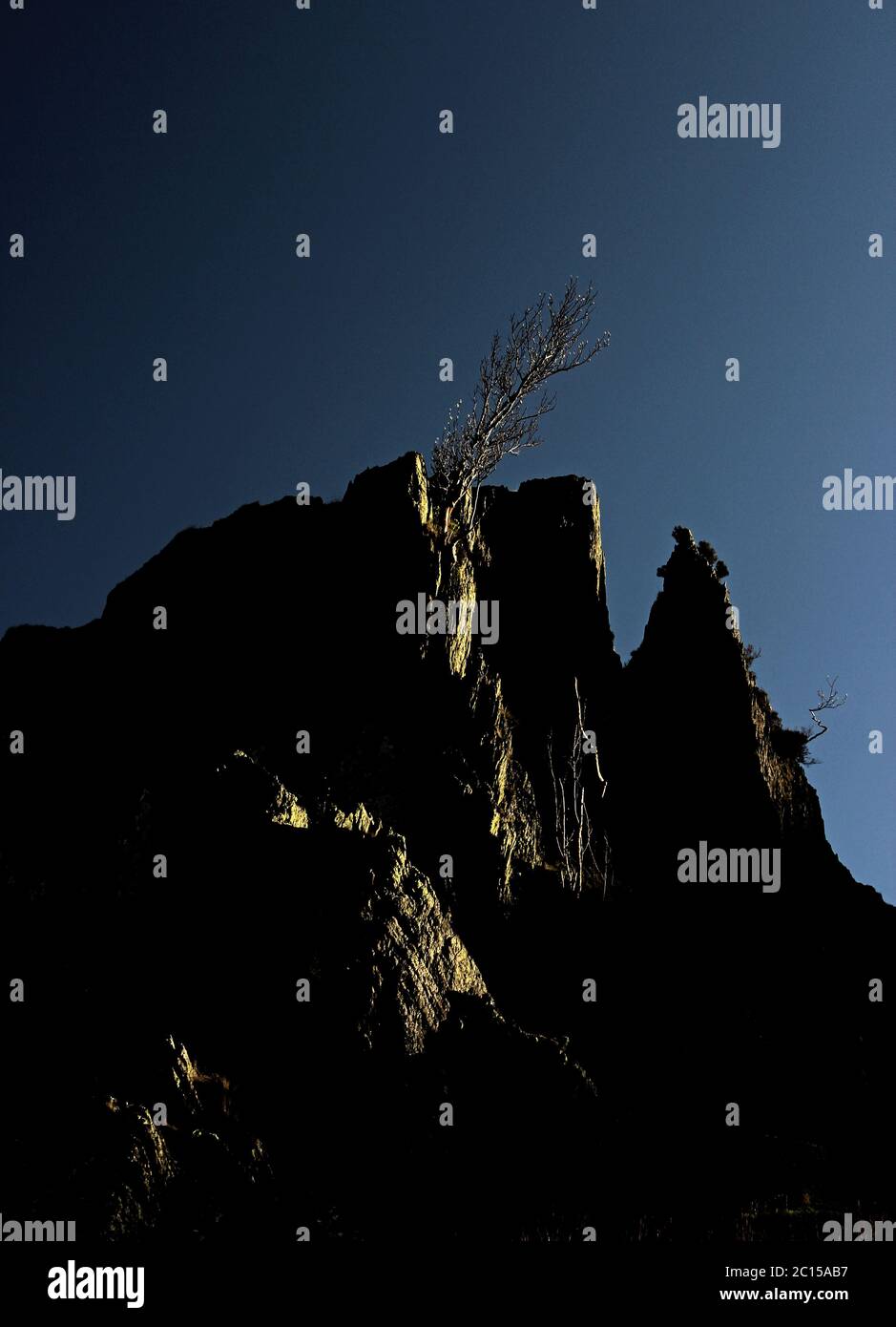 Tôt le matin, le soleil illumine les rochers près de Wenallt Tap, Llanymawddwy Banque D'Images