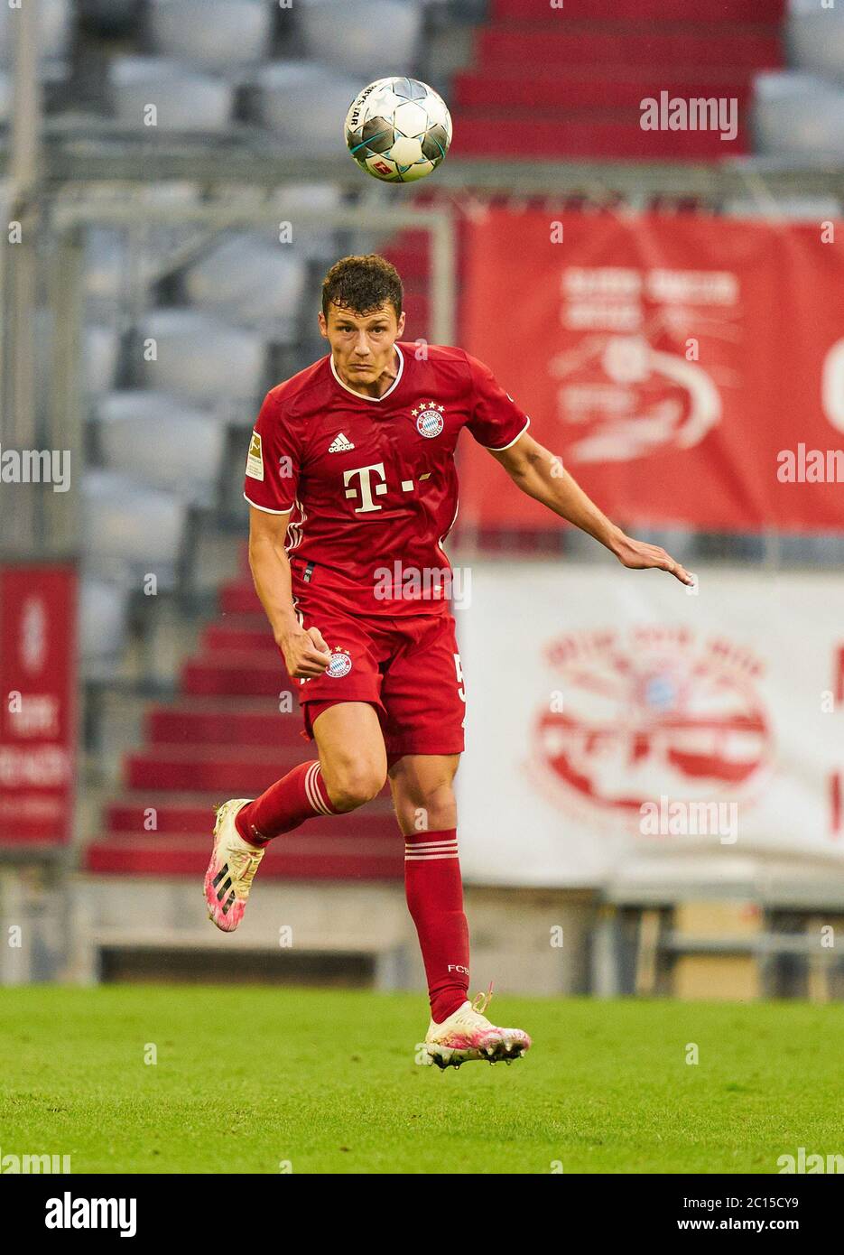 Munich, Allemagne, 13. Jui 2020, Benjamin PAVARD, FCB 5 beim Spiel FC BAYERN Munich - BORUSSIA MOENCHENGLADBACH 2-1 in der 1.Bundesliga, saison 2019/2020, 31.Spieltag, Gladbach, © Peter Schatz / Alay Live News important : LES RÉGLEMENTATIONS DFL INTERDISENT TOUTE UTILISATION DE PHOTOGRAPHIES comme SÉQUENCES D'IMAGES et/ou QUASI-VIDÉO - agences de presse nationales et internationales, USAGE éditorial UNIQUEMENT Banque D'Images