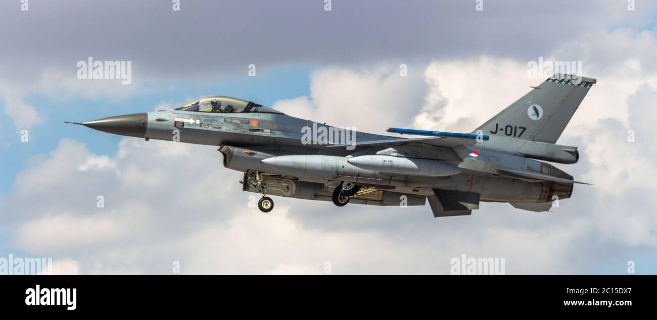 General Dynamics F-16-AM de la Royal Netherlands Air Force déployant un train de roulement pour l'atterrissage du RIAT 2018. Pris le 12 juillet 2018 à RAF Fairf Banque D'Images