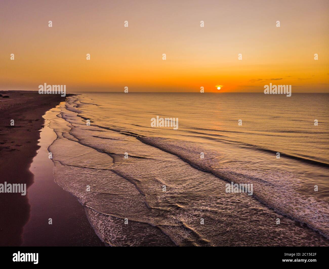 Lever de soleil sur la mer près de la plage. Le soleil très proche de l'horizon et de la mer calme. . Photo de haute qualité Banque D'Images