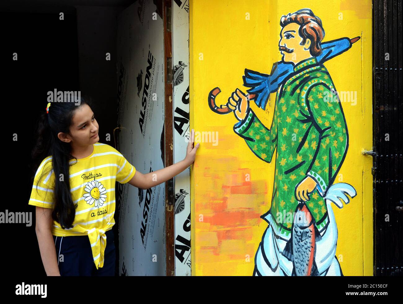 La jeune dame appréciant dans l'art et l'artisanat de rue festival au coeur de la ville de Kolkata, Bengale occidental en Inde. Banque D'Images