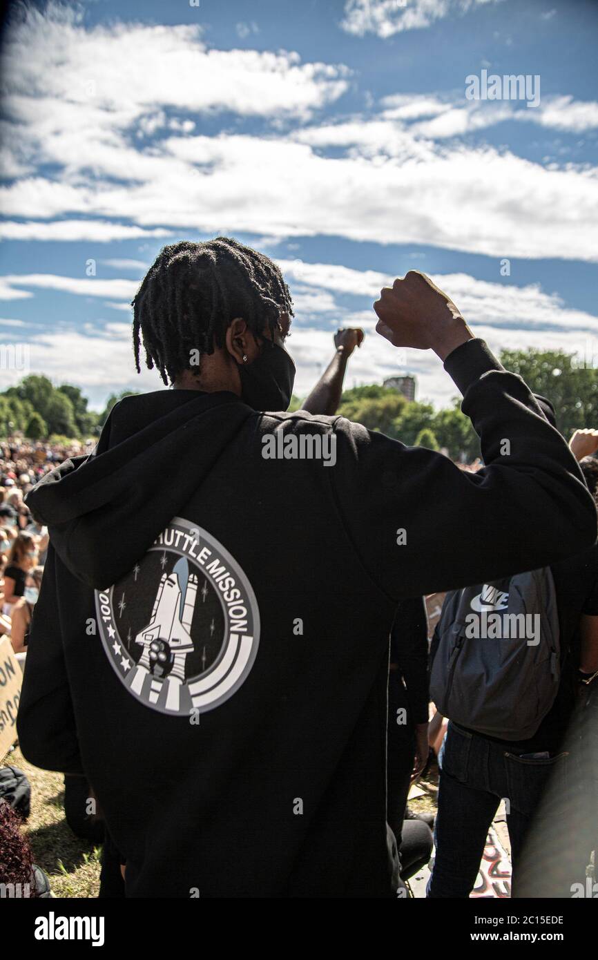 Brighton, Royaume-Uni. 13 juin 2020. Un jeune homme lève son poing dans un geste de solidarité lors de la manifestation BLM à Brighton.des militants locaux en Angleterre ont organisé une manifestation dans le centre de Brighton en solidarité avec les manifestants BLM aux États-Unis pour mettre en lumière le racisme systémique et la brutalité policière au Royaume-Uni. Crédit : SOPA Images Limited/Alamy Live News Banque D'Images