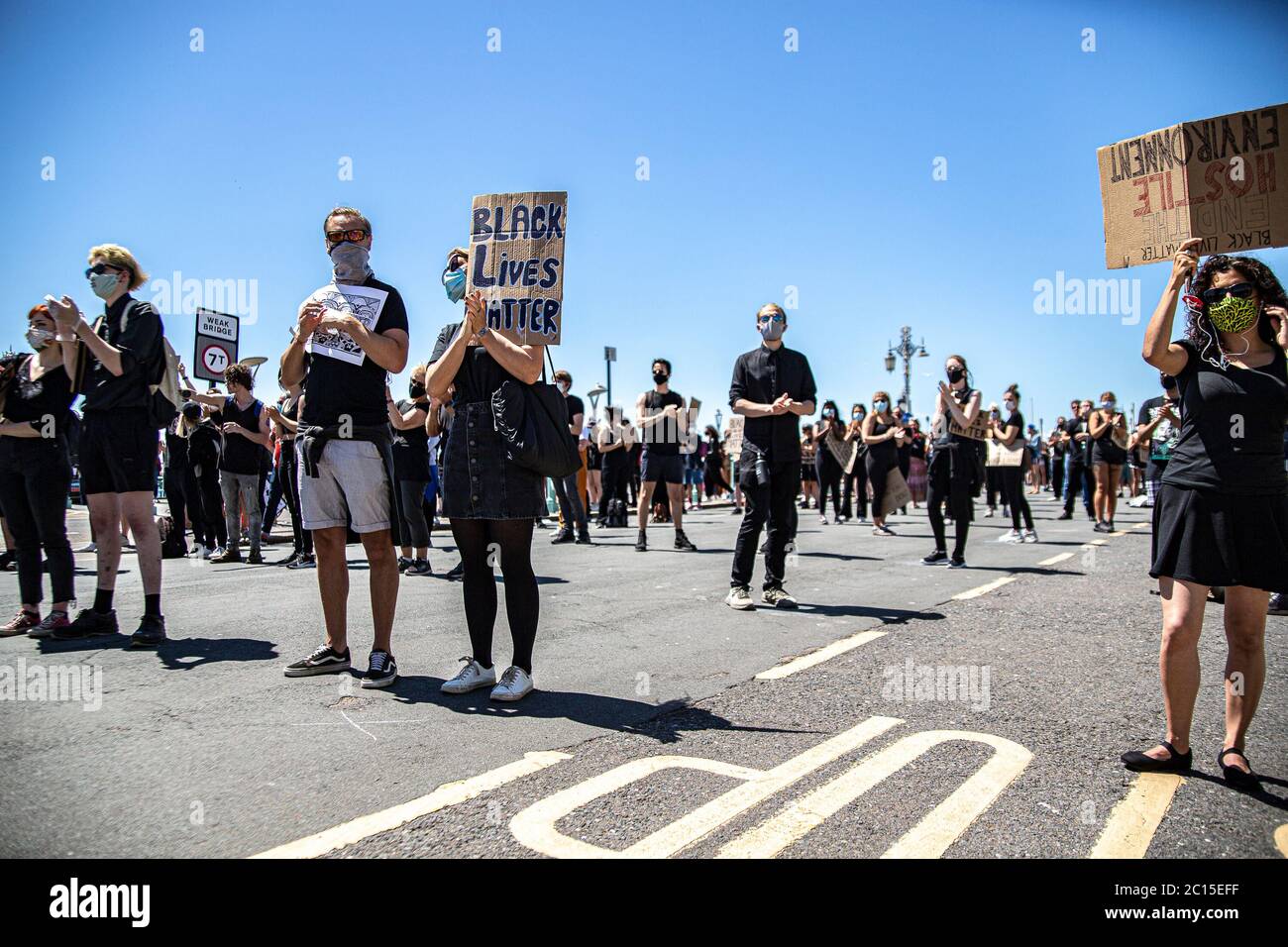 Brighton, Royaume-Uni. 13 juin 2020. Des gens se tiennent dans la rue lors d'une manifestation BLM le long du front de mer à Brighton.des activistes locaux en Angleterre ont organisé une manifestation dans le centre de Brighton en solidarité avec les manifestants BLM aux États-Unis pour mettre en lumière le racisme systémique et la brutalité policière au Royaume-Uni. Crédit : SOPA Images Limited/Alamy Live News Banque D'Images