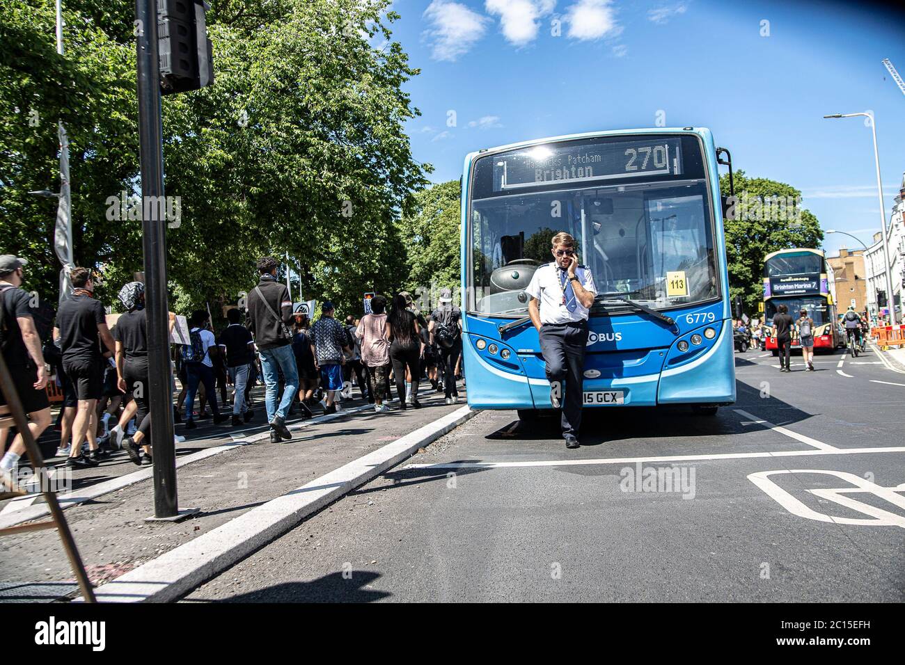 Brighton, Royaume-Uni. 13 juin 2020. Un chauffeur de bus est vu au téléphone après que des milliers de manifestants de BLM ont bloqué la circulation dans le centre de Brighton pendant la manifestation.des militants locaux en Angleterre ont organisé une manifestation dans le centre de Brighton en solidarité avec les manifestants de BLM aux États-Unis pour mettre en évidence le racisme systémique et la brutalité policière dans le ROYAUME-UNI. Crédit : SOPA Images Limited/Alamy Live News Banque D'Images