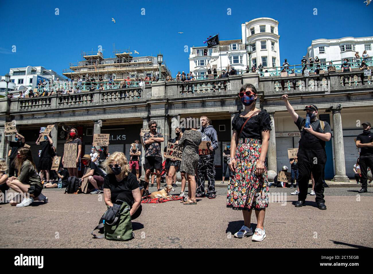 Brighton, Royaume-Uni. 13 juin 2020. Des jeunes sont vus sur le front de mer lors de la manifestation silencieuse de BLM à Brighton.des activistes locaux en Angleterre ont organisé une manifestation dans le centre de Brighton en solidarité avec les manifestants de BLM aux États-Unis pour mettre en lumière le racisme systémique et la brutalité policière au Royaume-Uni. Crédit : SOPA Images Limited/Alamy Live News Banque D'Images