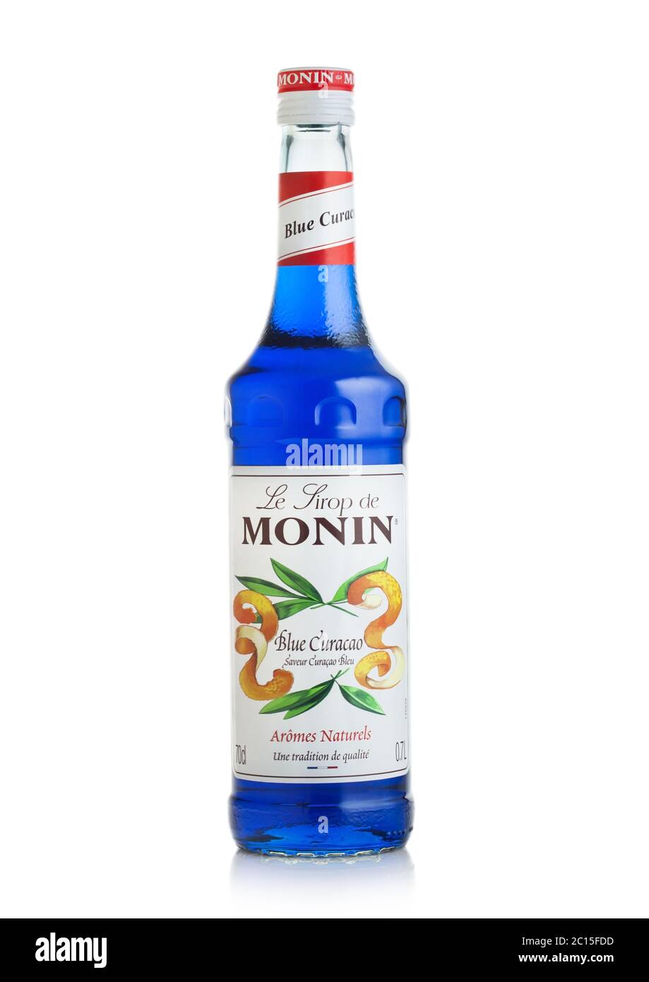 LONDRES, Royaume-Uni - 02 JUIN 2020 : bouteille de sirop de Curaçao bleu de  Monin sur fond blanc Photo Stock - Alamy
