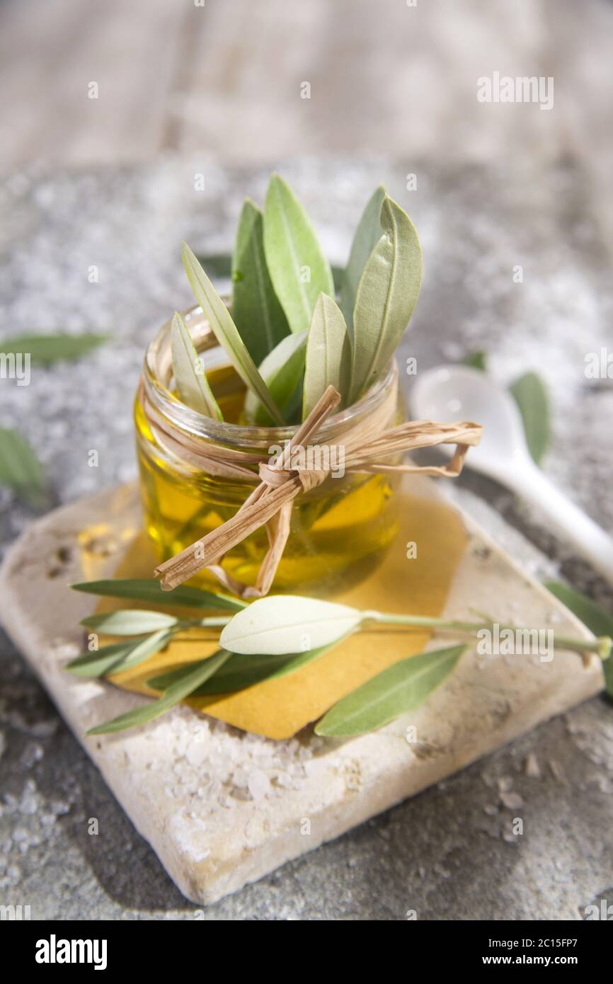 Petit pot en verre contenant de l'huile d'olive Banque D'Images