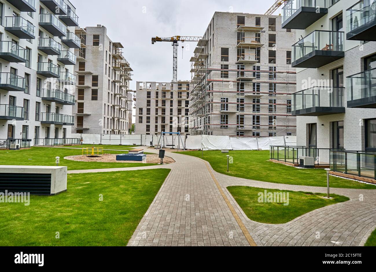Nouveaux bâtiments avec bâtiment en construction en arrière-plan Banque D'Images