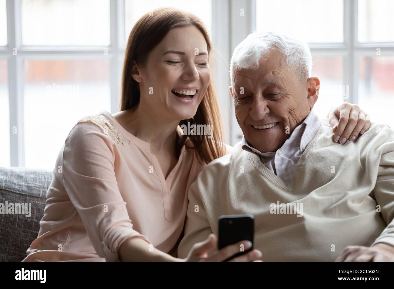Gros plan souriant homme âgé avec fille grognup faisant selfie Banque D'Images