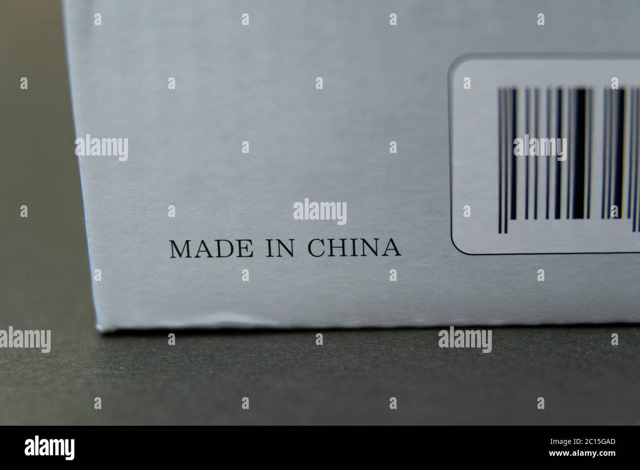 Boîte en carton gris avec code à barres écrit : FABRIQUÉE EN CHINE. Produit  commercialisé au Japon Photo Stock - Alamy