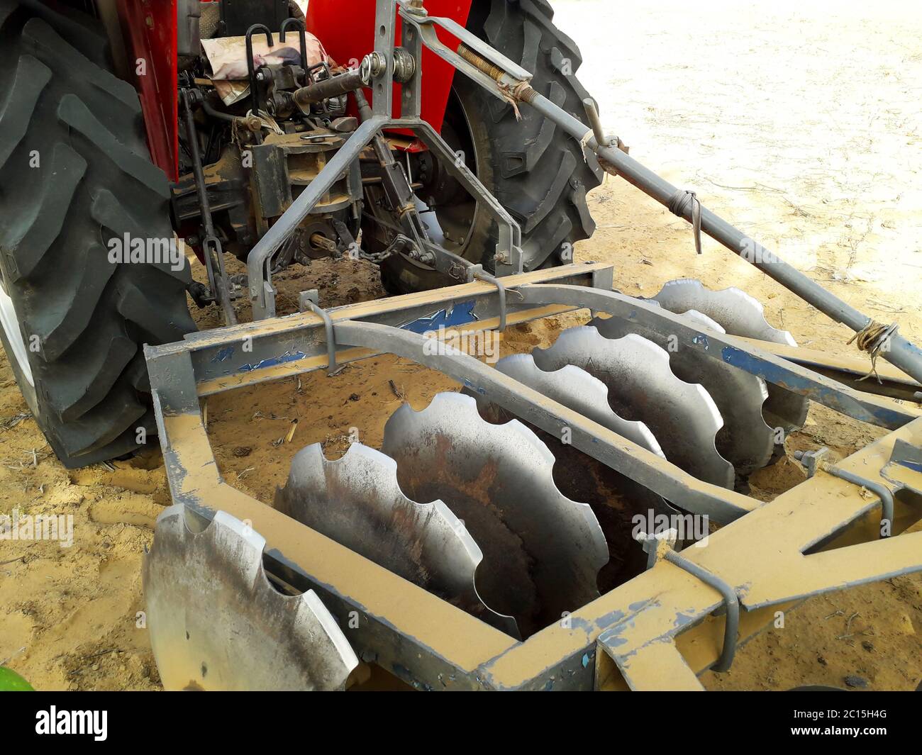 Outil pour tracteur utilisé dans l'agriculture ou pour labourer les champs  fixés au tracteur Photo Stock - Alamy
