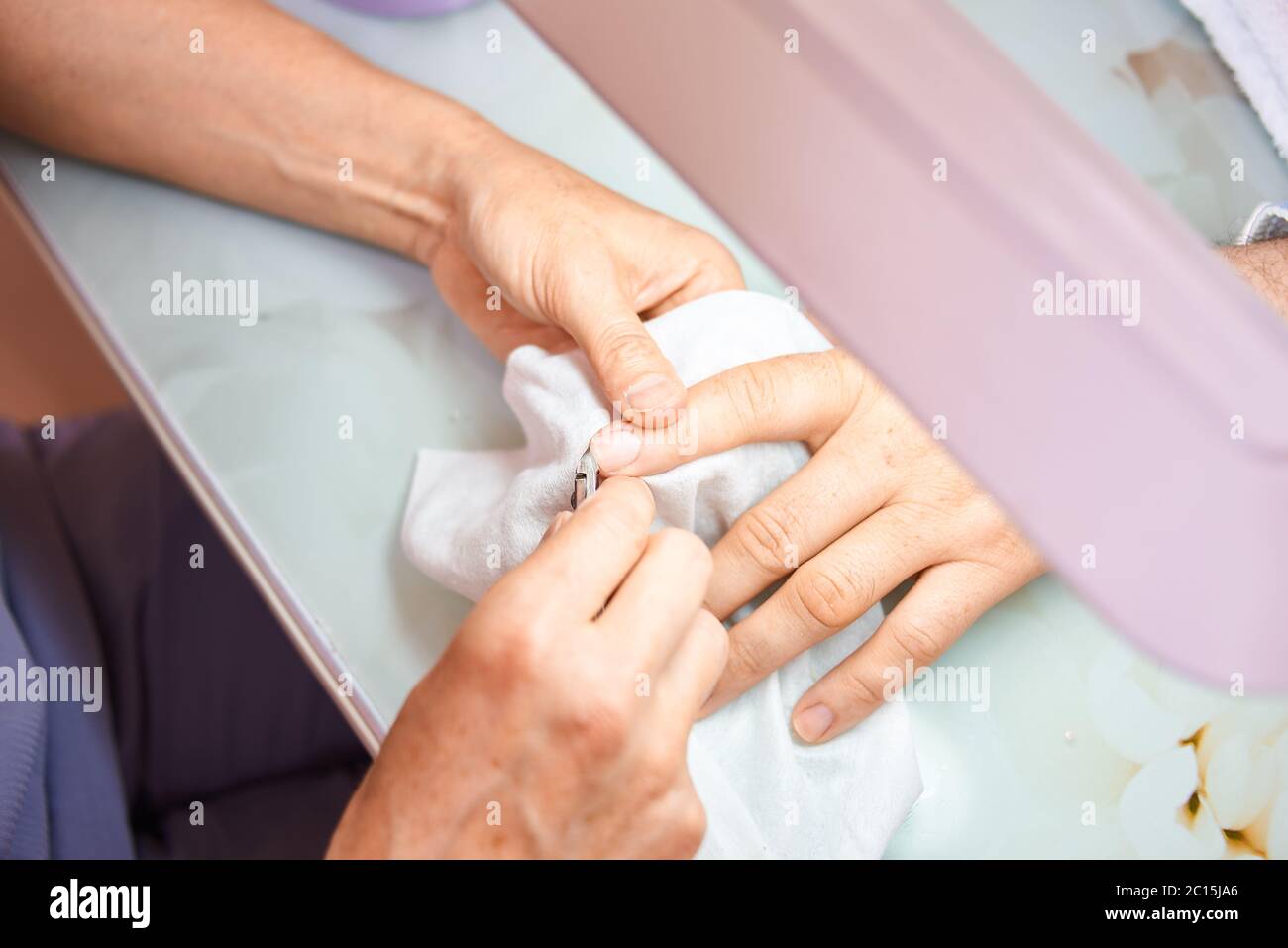 homme faire des manucures hygiéniques dans un salon de beauté. Une main tenant un morceau de papier. Photo de haute qualité Banque D'Images