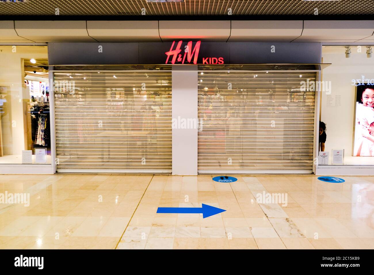 Londres, Royaume-Uni, 14 juin 2020, le magasin de mode H&M pour enfants a fermé pendant la pandémie COVID19 au Royaume-Uni Banque D'Images