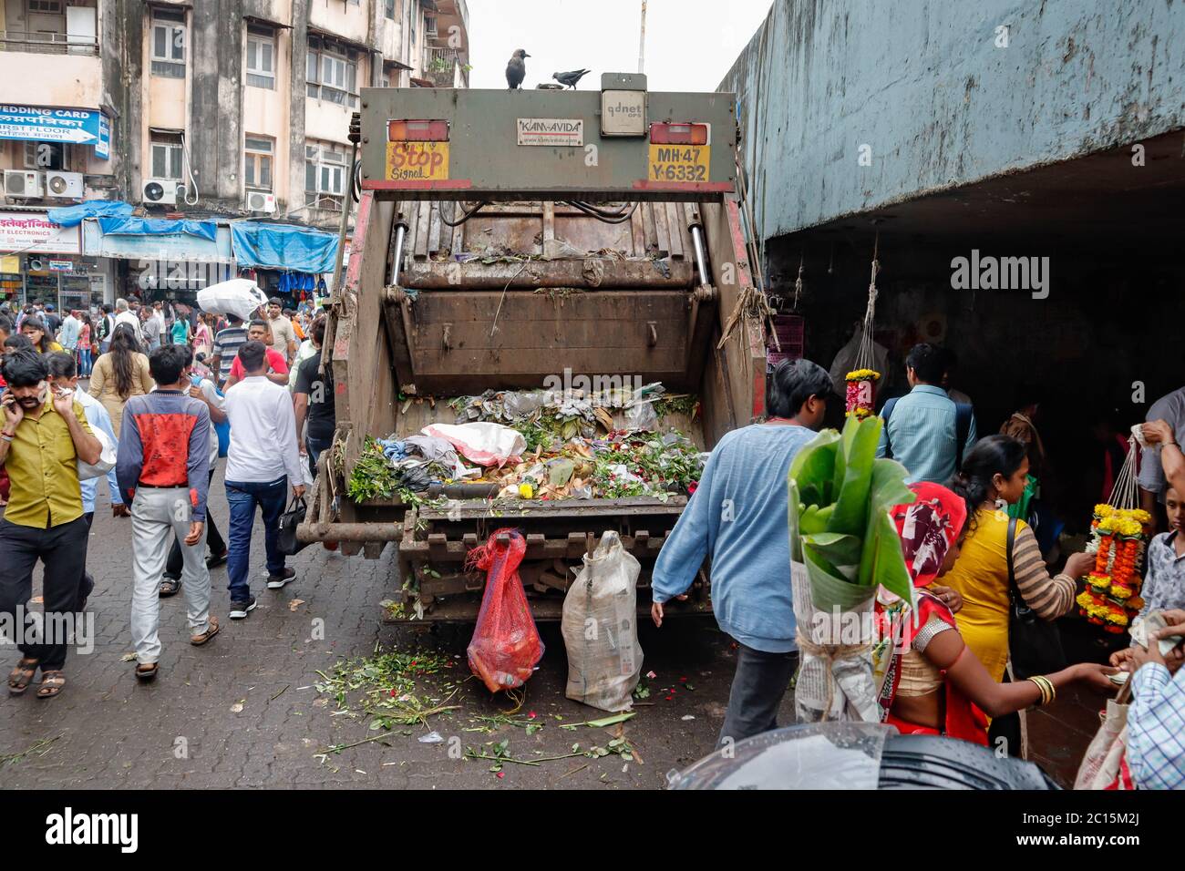 Un véhicule de collecte des ordures collectant les déchets du marché aux fleurs de Dadar à Mumbai Banque D'Images