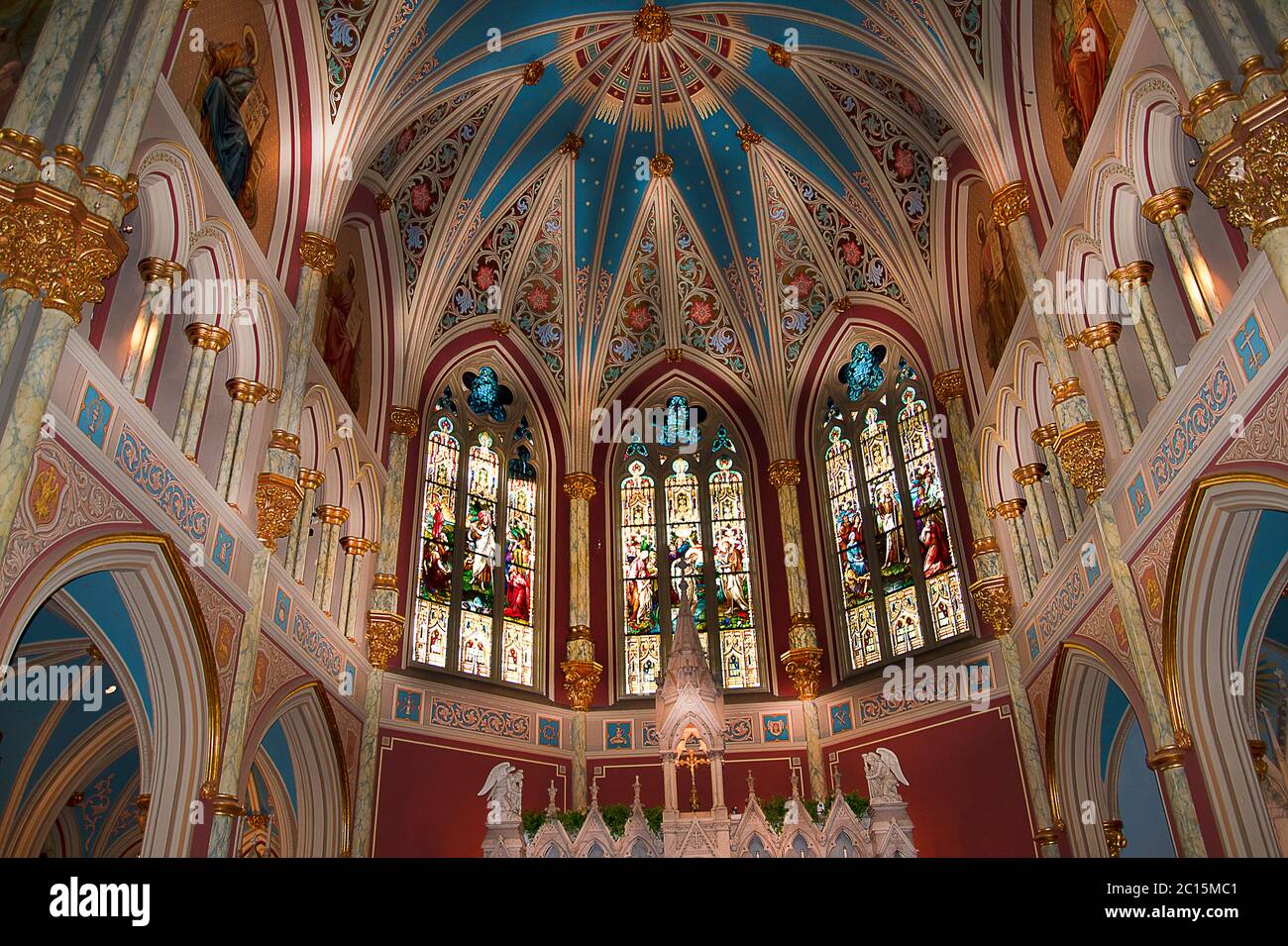 L'architecture néo-gothique et les magnifiques vitraux marquent la cathédrale catholique de Saint-Jean-Baptiste à Savannah en Géorgie Banque D'Images