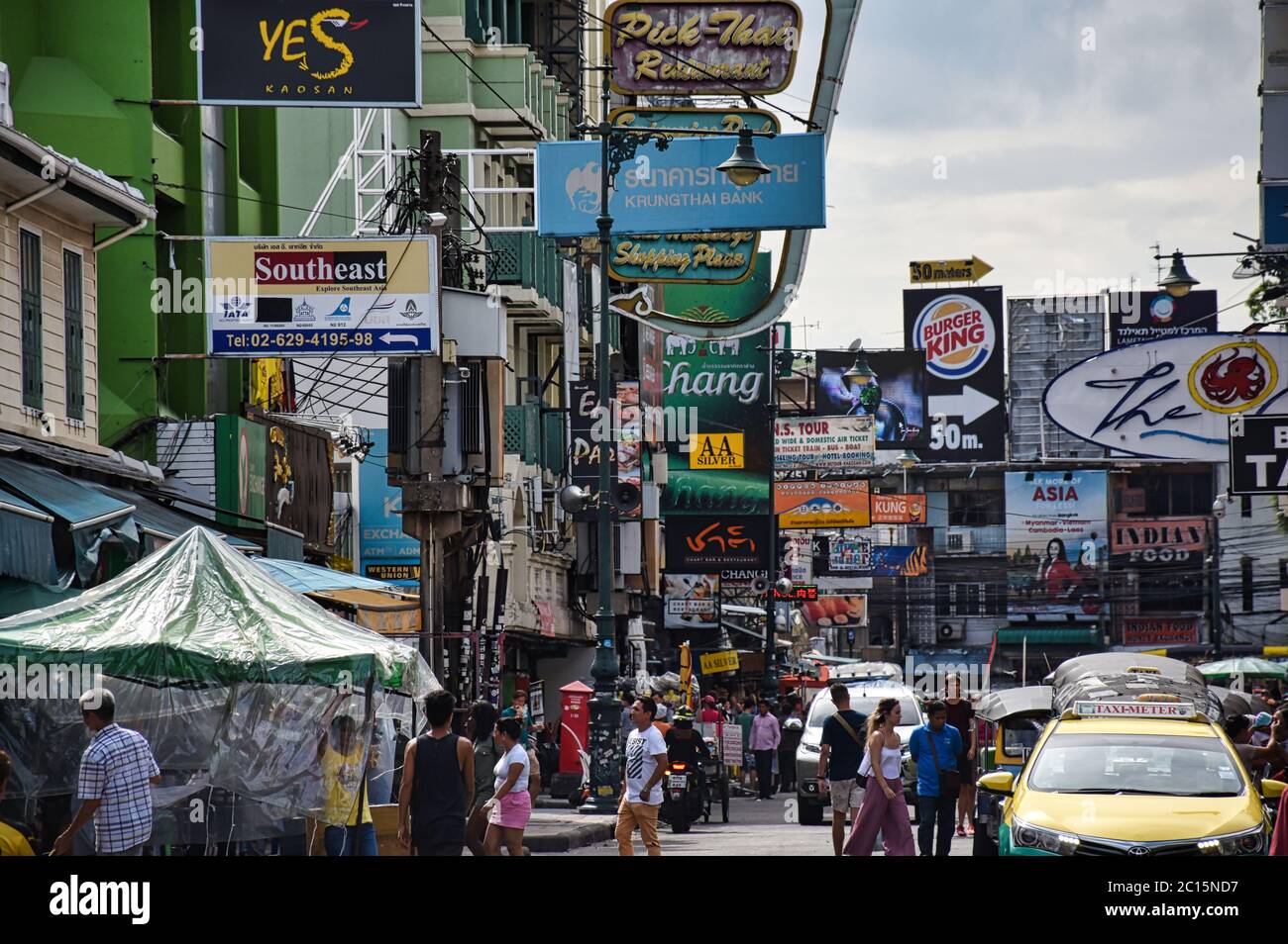 Bangkok, Thaïlande 01.06.2020: Photos de paysages urbains à la lumière du jour de la célèbre route Khaosan ou route Khao San de Bangkok. La région est internationale k Banque D'Images
