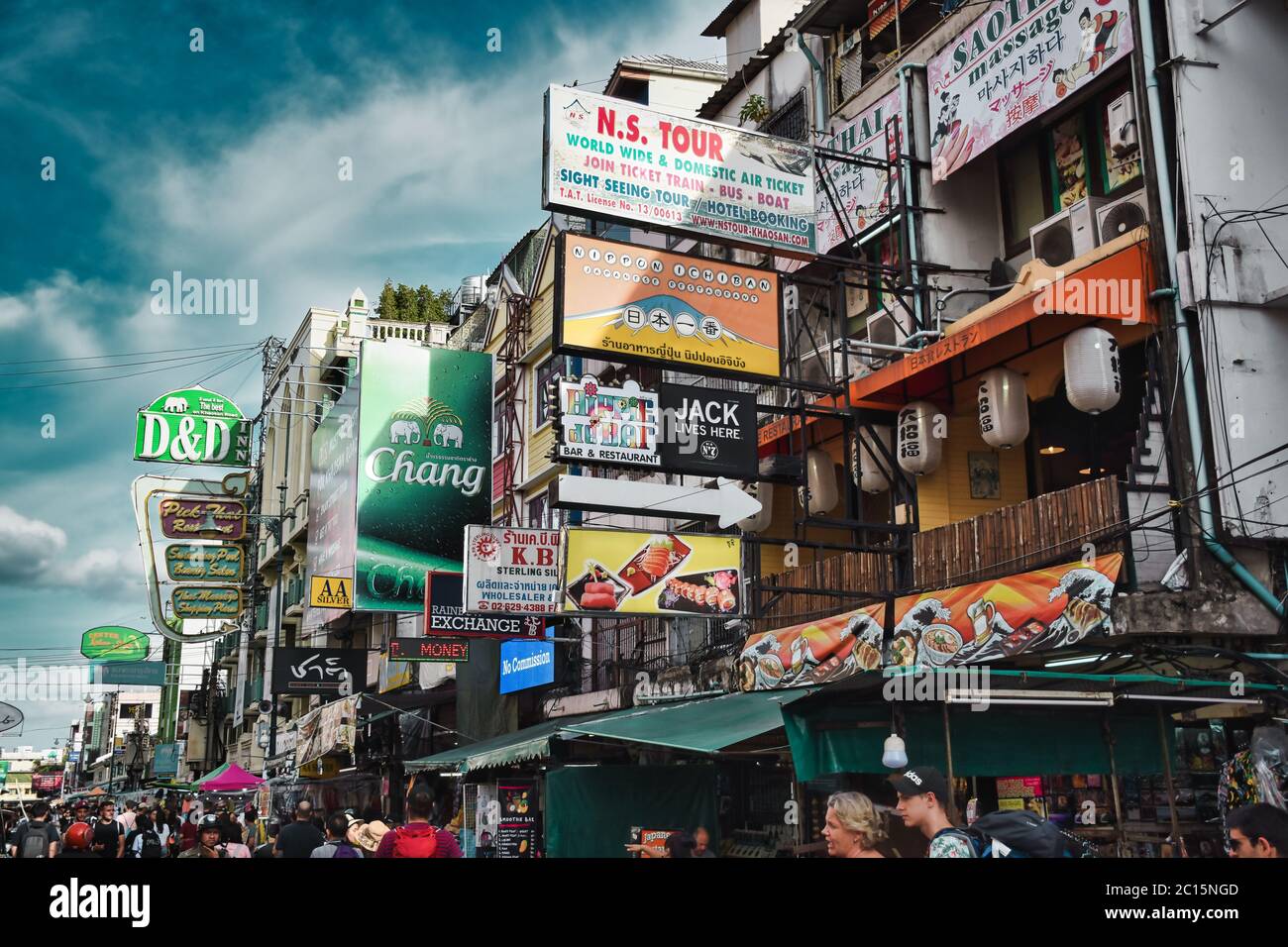 Bangkok, Thaïlande 01.06.2020: Photos de paysages urbains à la lumière du jour de la célèbre route Khaosan ou route Khao San de Bangkok. La région est internationale k Banque D'Images