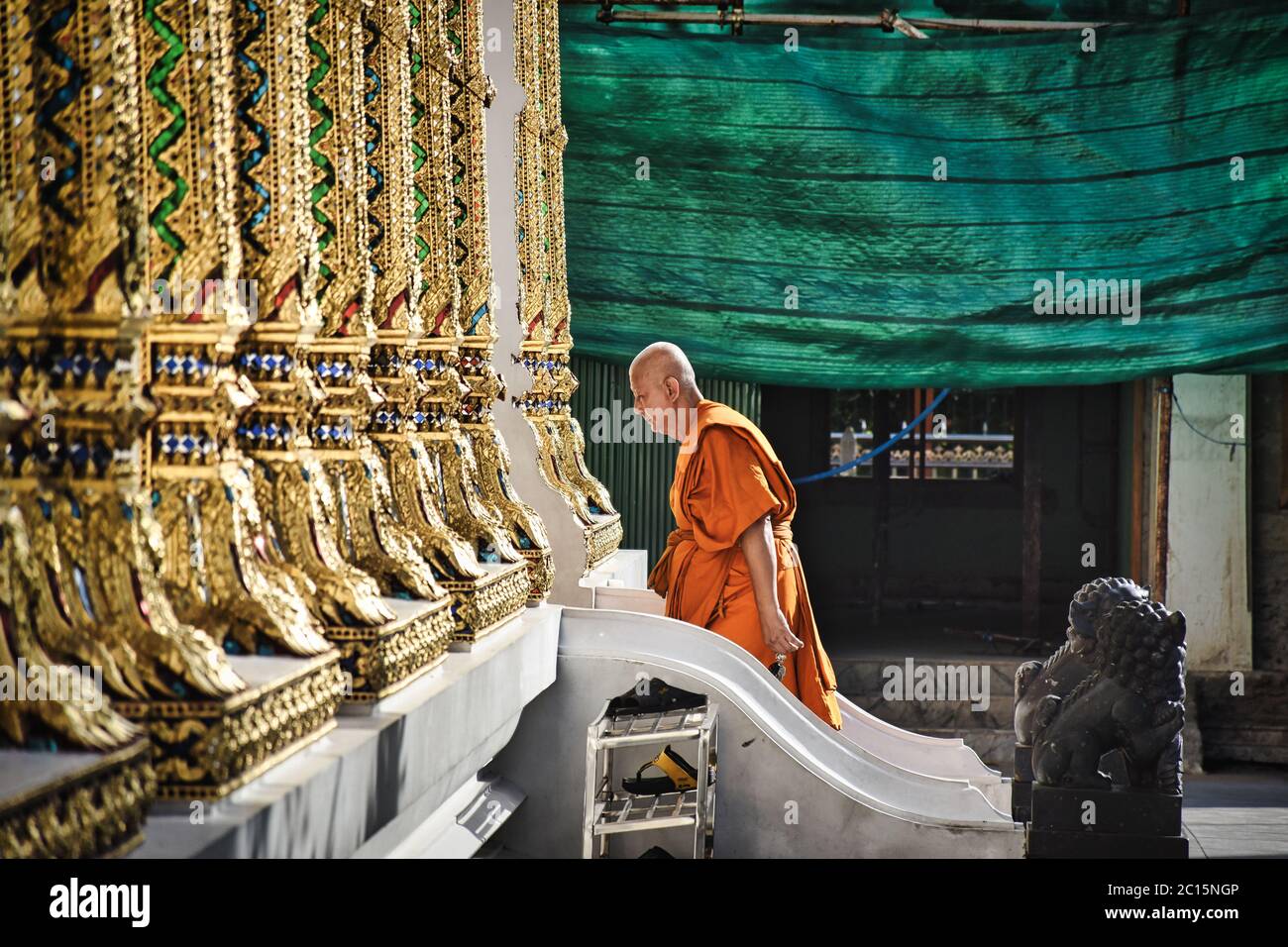 Bangkok, Thaïlande 01.06.2020: Un moine bouddhiste thaïlandais entre dans le temple Wat Chana Songkhram Banque D'Images