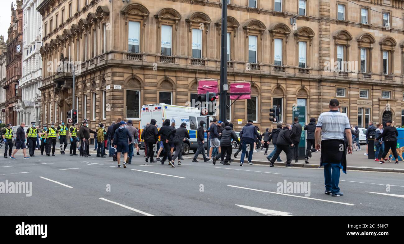 Glasgow, Écosse, Royaume-Uni. 14 juin 2020. Des manifestants de la Ligue de défense loyaliste de George Square pour protéger les statues contre le vandalisme après les événements importants de la vie noire. Credit: SKULLY/Alay Live News Banque D'Images