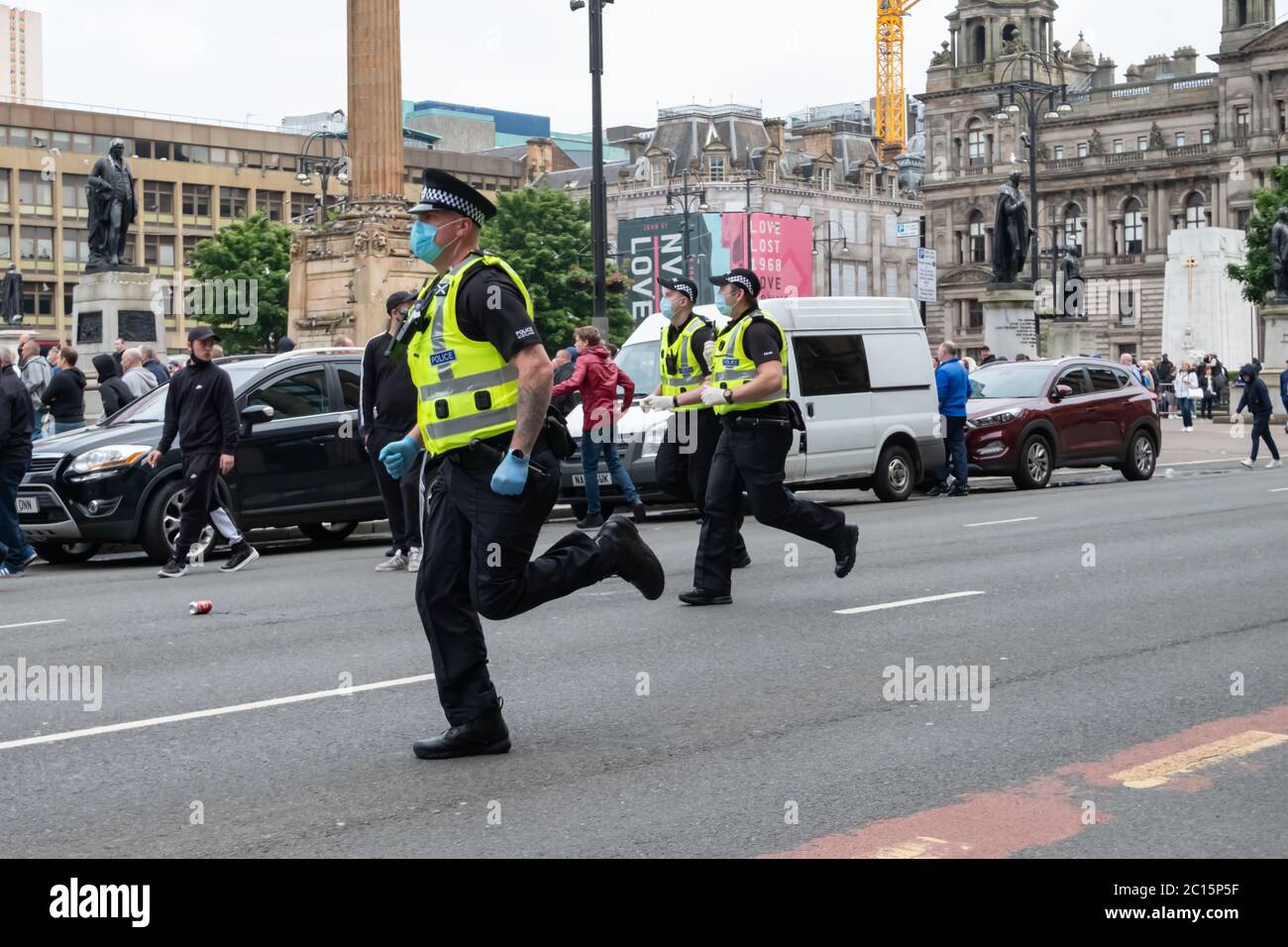 Glasgow, Écosse, Royaume-Uni. 14 juin 2020. Des officiers de police écossais lors d'une manifestation de la Loyalist Defense League à George Square pour protéger les statues contre le vandalisme après les événements de la vie noire. Credit: SKULLY/Alay Live News Banque D'Images