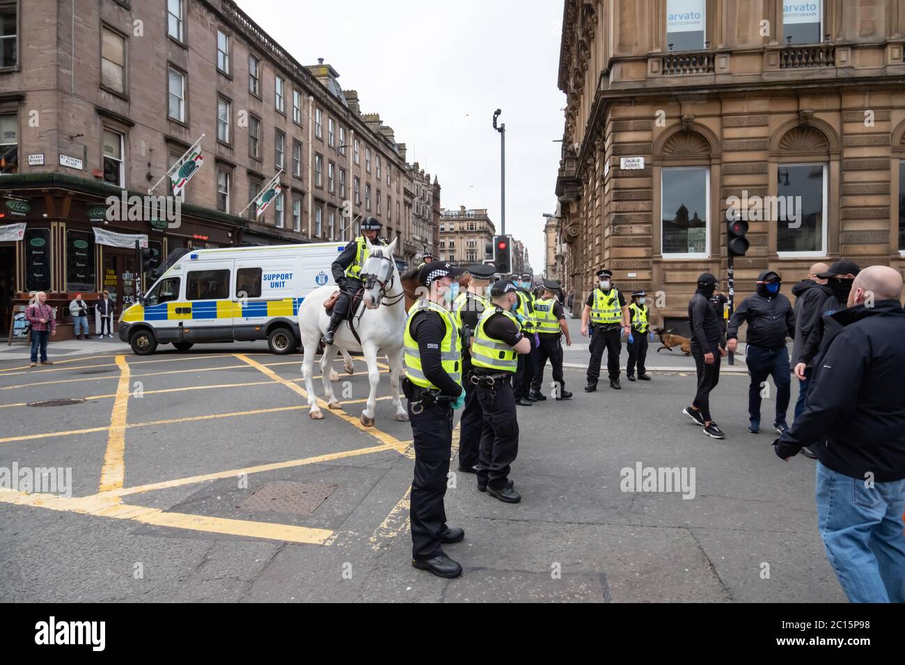 Glasgow, Écosse, Royaume-Uni. 14 juin 2020. Des officiers de police écossais lors d'une manifestation de la Loyalist Defense League à George Square pour protéger les statues contre le vandalisme après les événements de la vie noire. Credit: SKULLY/Alay Live News Banque D'Images