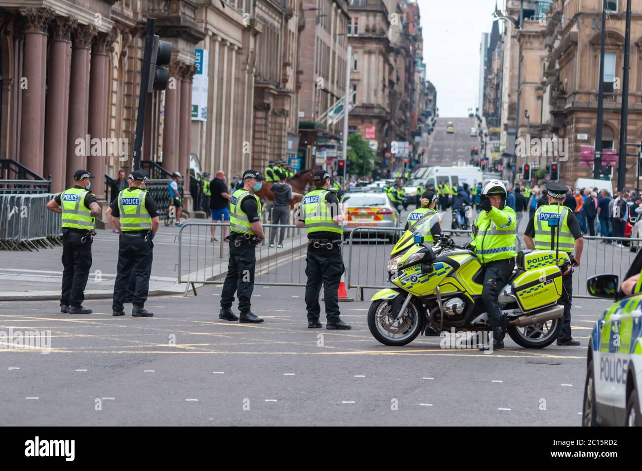 Glasgow, Écosse, Royaume-Uni. 14 juin 2020. Des officiers de police écossais lors d'une manifestation de la Loyalist Defense League à George Square pour protéger les statues contre le vandalisme après les événements de la vie noire. Credit: SKULLY/Alay Live News Banque D'Images