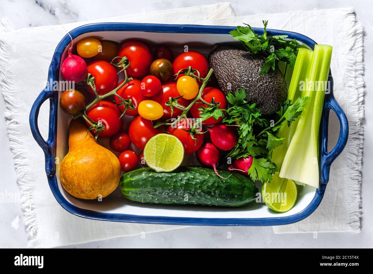 légumes et fruits d'été frais multicolores et colorés sur une table dans une plaque de cuisson. cuisson, ingrédients pour salade Banque D'Images