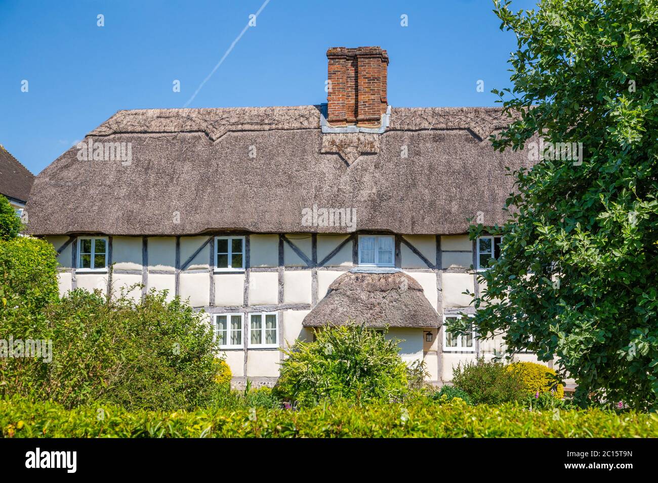 Pittoresque maison de campagne au toit de chaume dans le village de Chilcomb, Hampshire, Angleterre, Royaume-Uni Banque D'Images