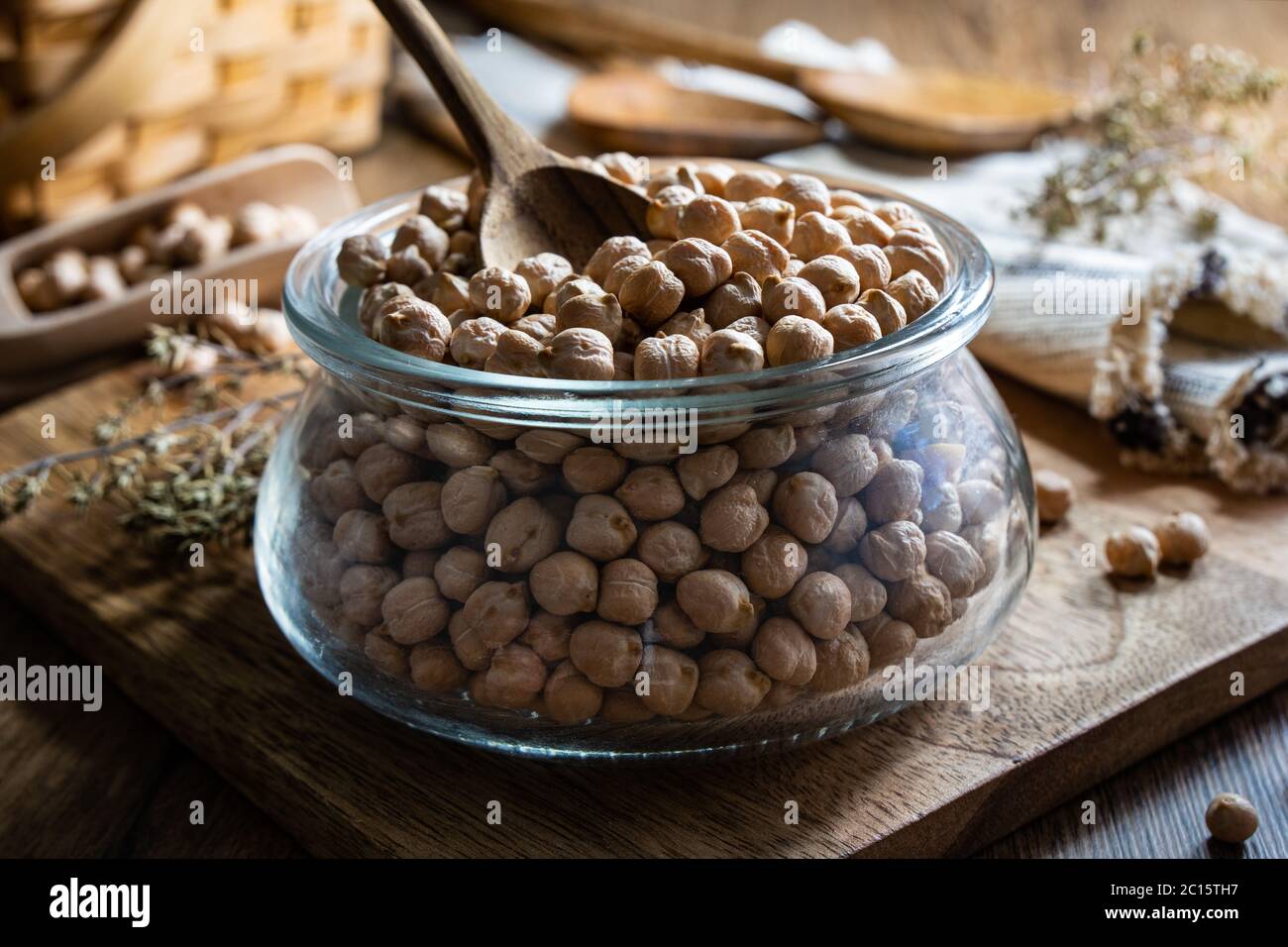 Pois chiches séchés non cuits dans un pot sur la table. Plats végétariens contenant des minéraux, du fer, du magnésium, du potassium et d'autres minéraux. Source saine de f Banque D'Images