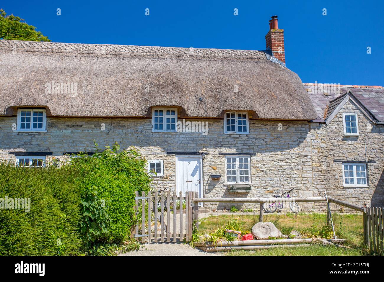 Pittoresque maison de campagne au toit de chaume dans le village de Kimmeridge, Dorset, Angleterre, Royaume-Uni Banque D'Images