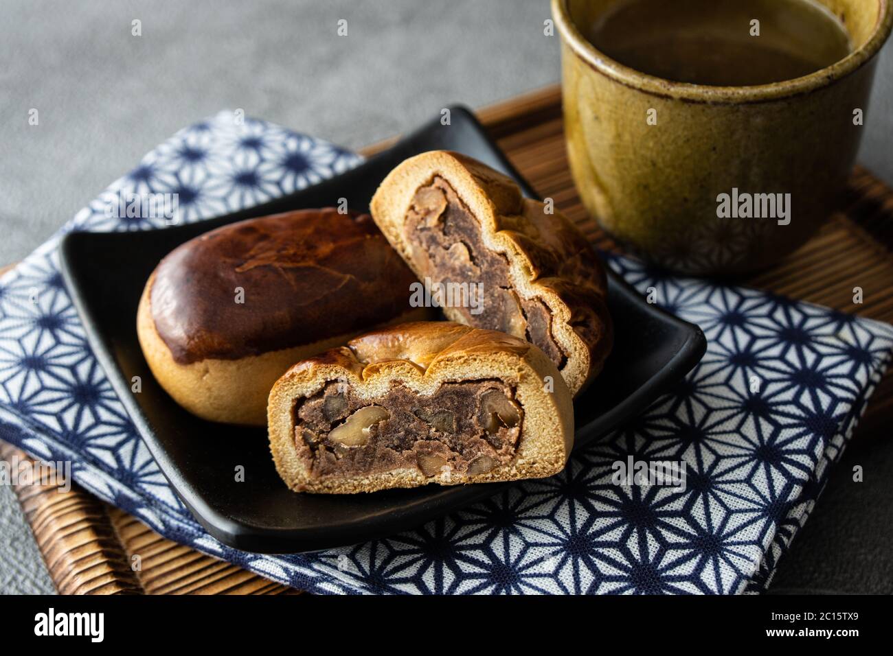 Le Manju, un en-cas japonais traditionnel, souvent servi avec du thé vert. Banque D'Images