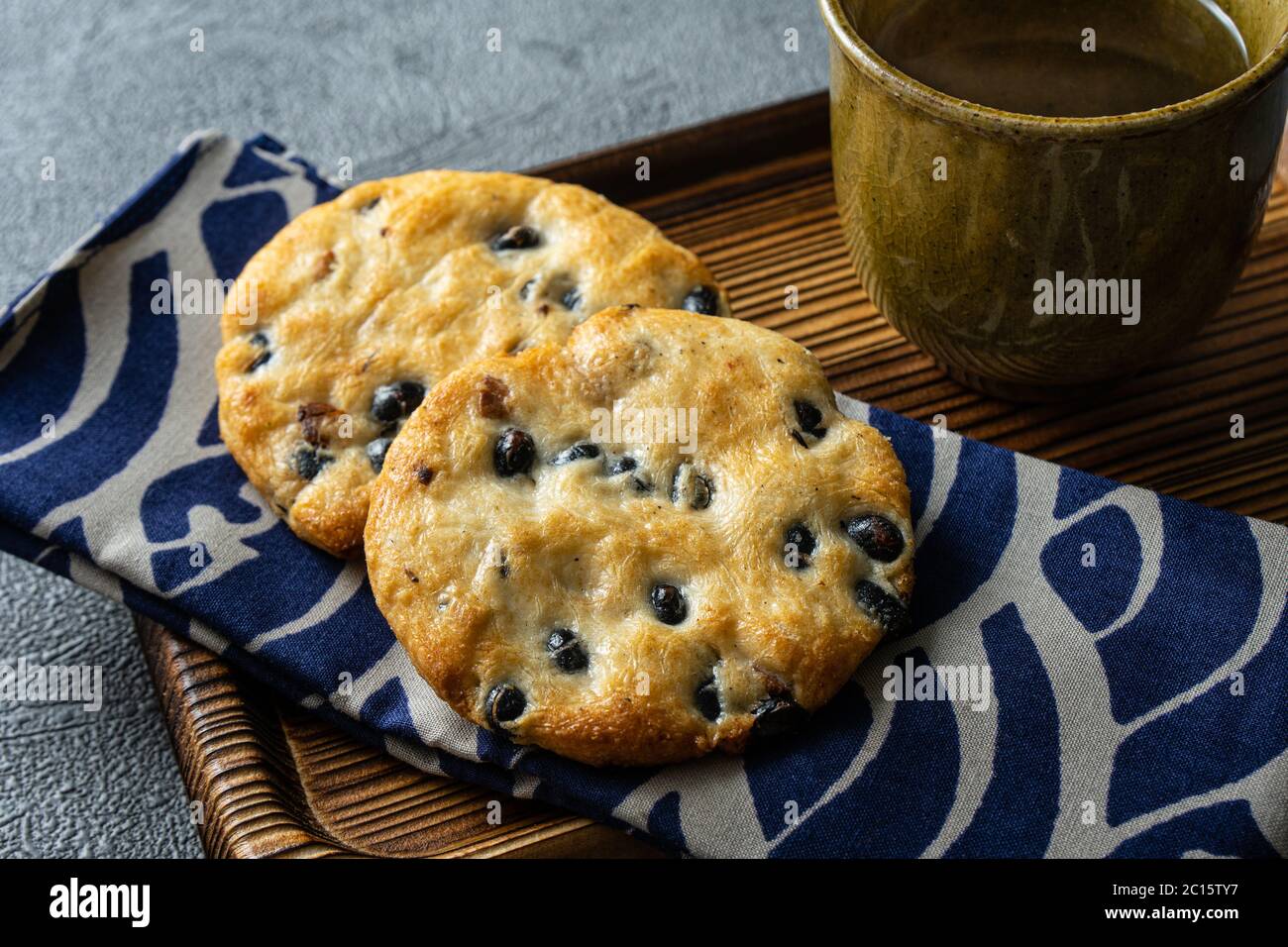 Senbei est un type de craquelins japonais, souvent servi avec du thé vert. Banque D'Images