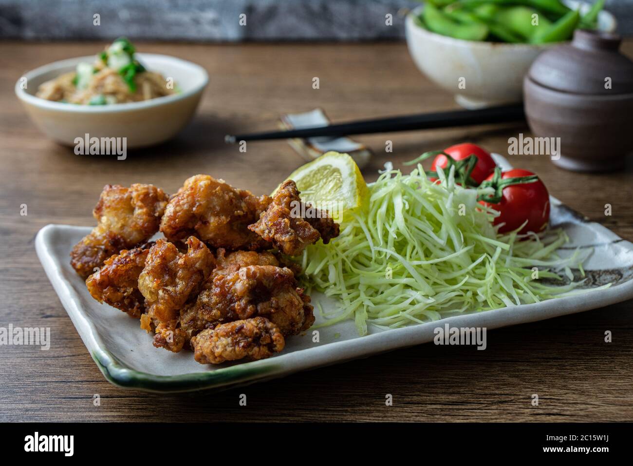 Poulet frit au Karaage, un aliment rapide populaire au Japon composé de cuisses de poulet battues et frites. Banque D'Images
