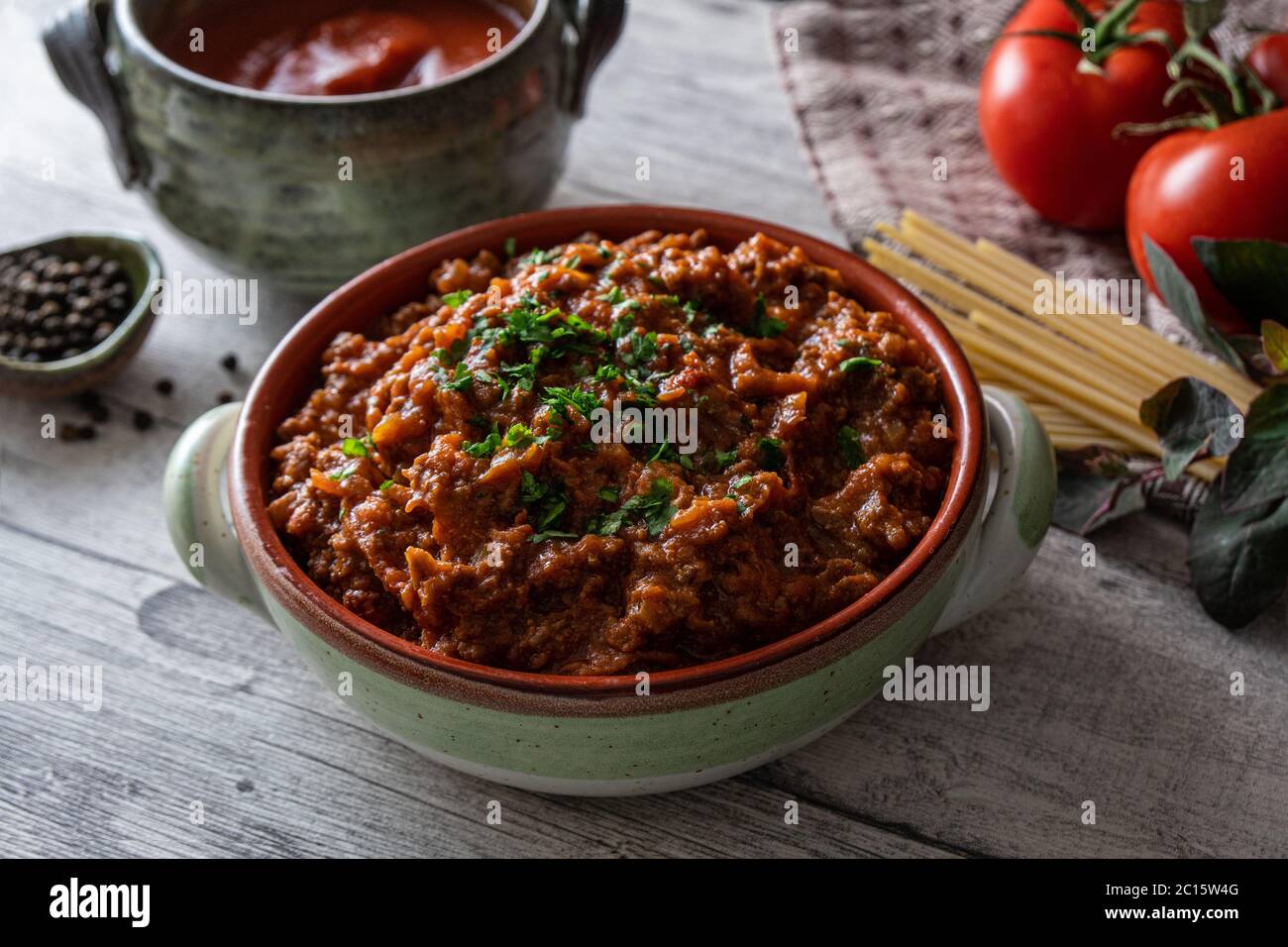 Sauce bolognaise à la tomate et au bœuf dans un bol rustique. Sauce italienne traditionnelle utilisée pour les pâtes. Banque D'Images