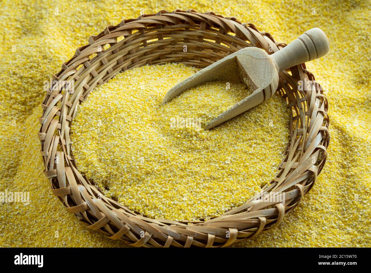 Farine de maïs ou farine de maïs, une poudre saine utilisée pour préparer de la polenta et des tortillas. Banque D'Images